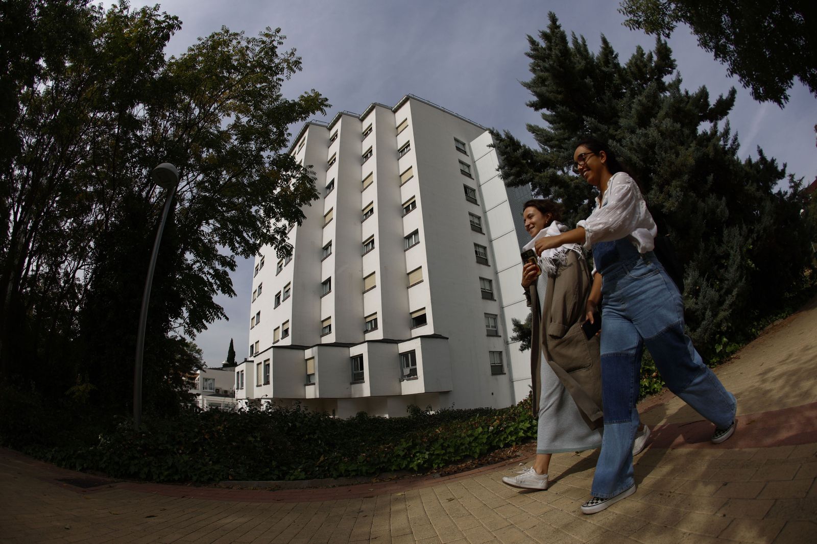 Dos mujeres pasan ante el colegio mayor Elías Ahuja de Madrid.