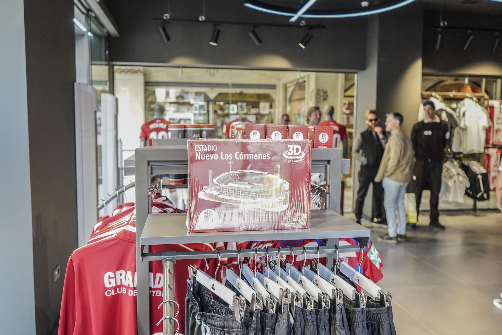 Conoce la nueva tienda del Granada en el centro