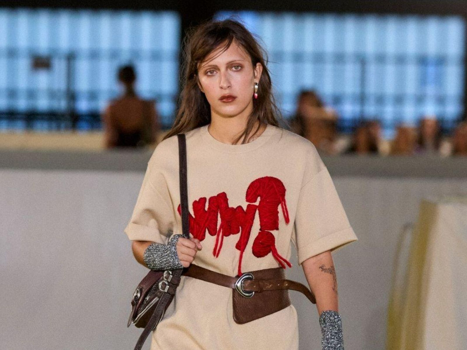 El lema pro-palestino 'Why?' en la presentación de Desigual Studio