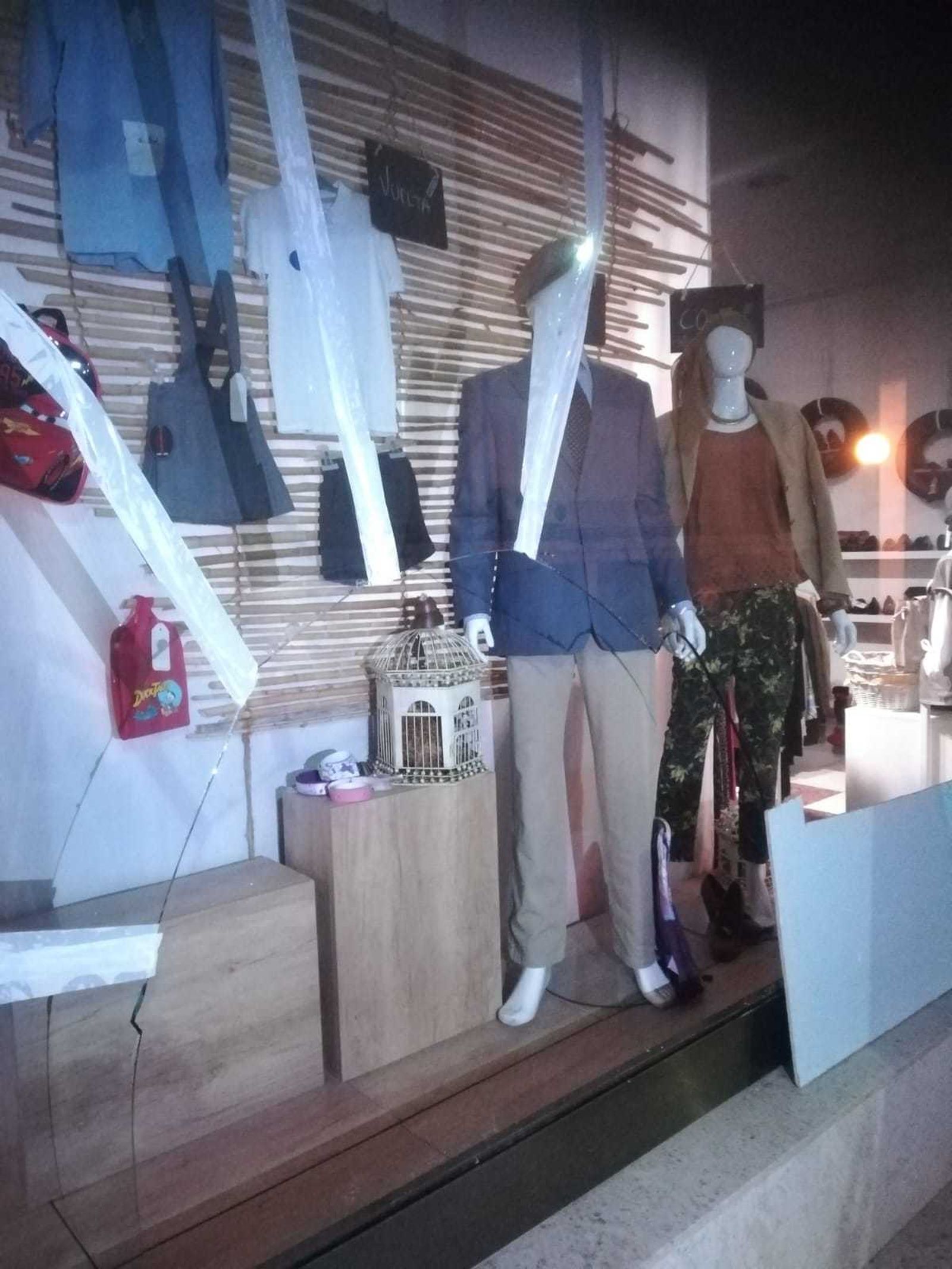 Imagen del escaparate roto de la tienda de Cáritas.