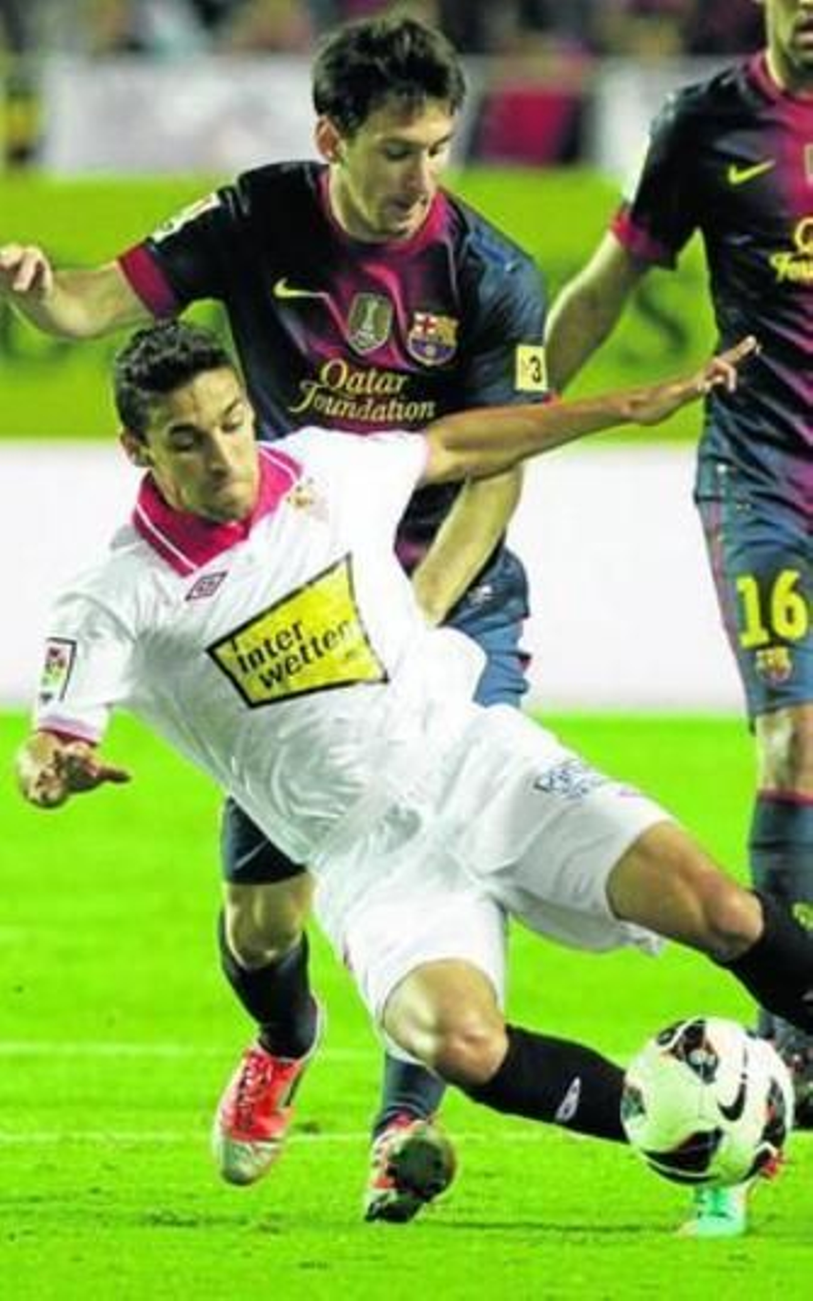 Jesús Navas protege el balón ante la presión de Messi.
