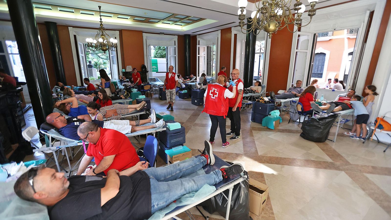 Varios donantes en la última macrocolecta de sangre organizada en la Casa Colón.