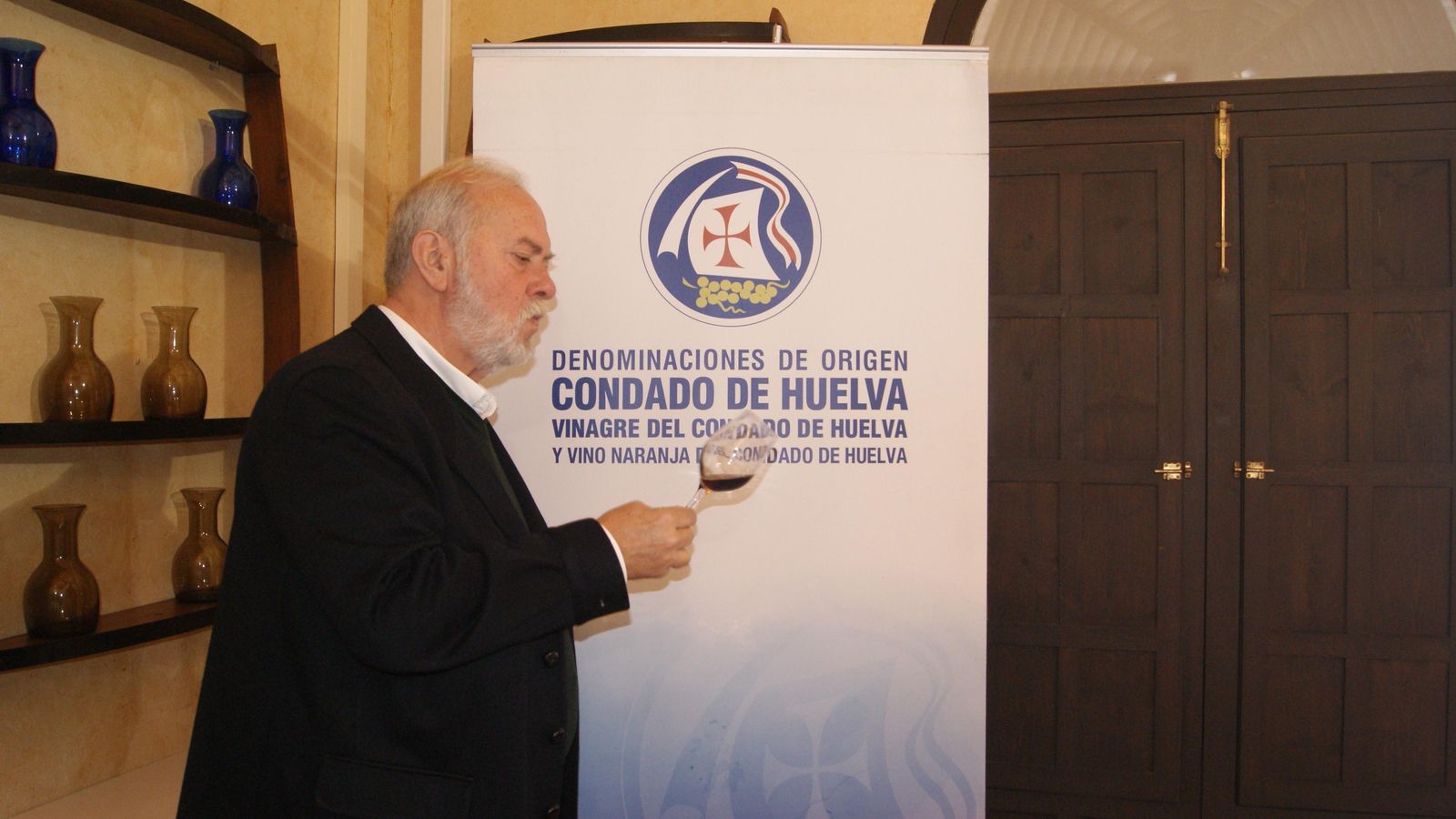 Manuel Infante degustando un caldo de la DOP Condado de Huelva.