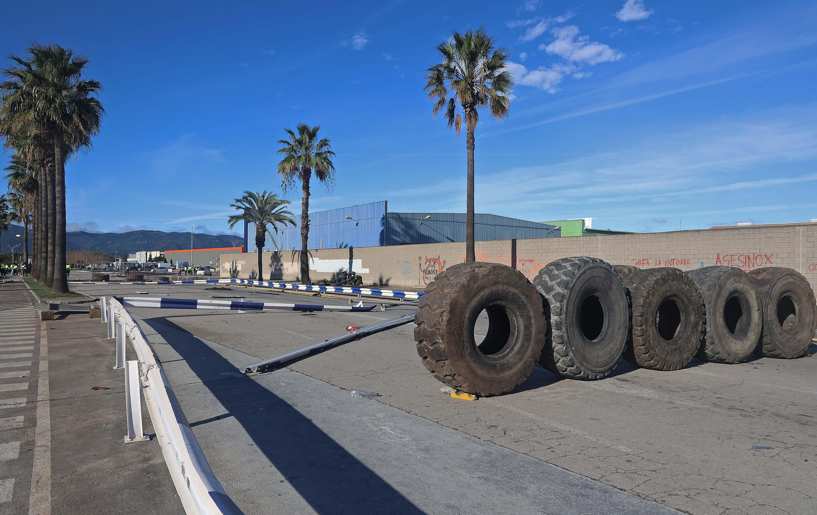 Imágenes del corte de la A7 por los trabajadores de Acerinox en huelga