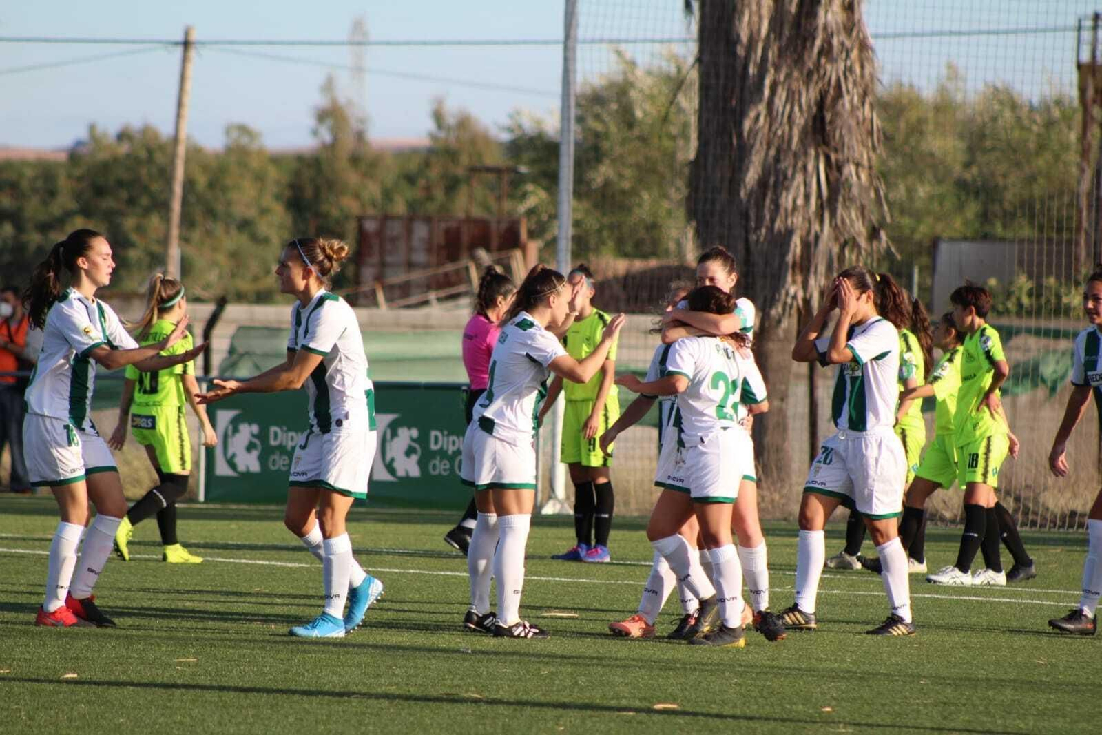 Las jugadoras del Córdoba Femenino celebran el tanto de Nati ante el Pozoalbense.