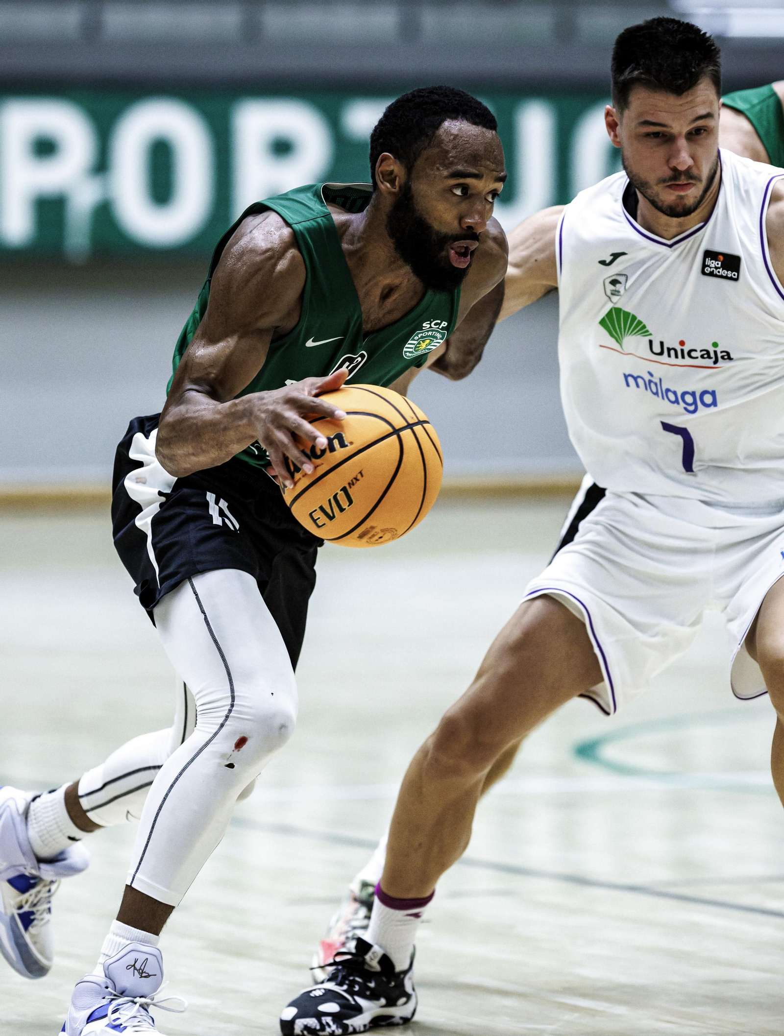 Jonathan Barreiro defiende.