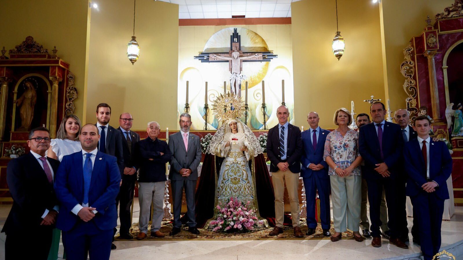 Fotografía de familia tras la imposición de la Medalla