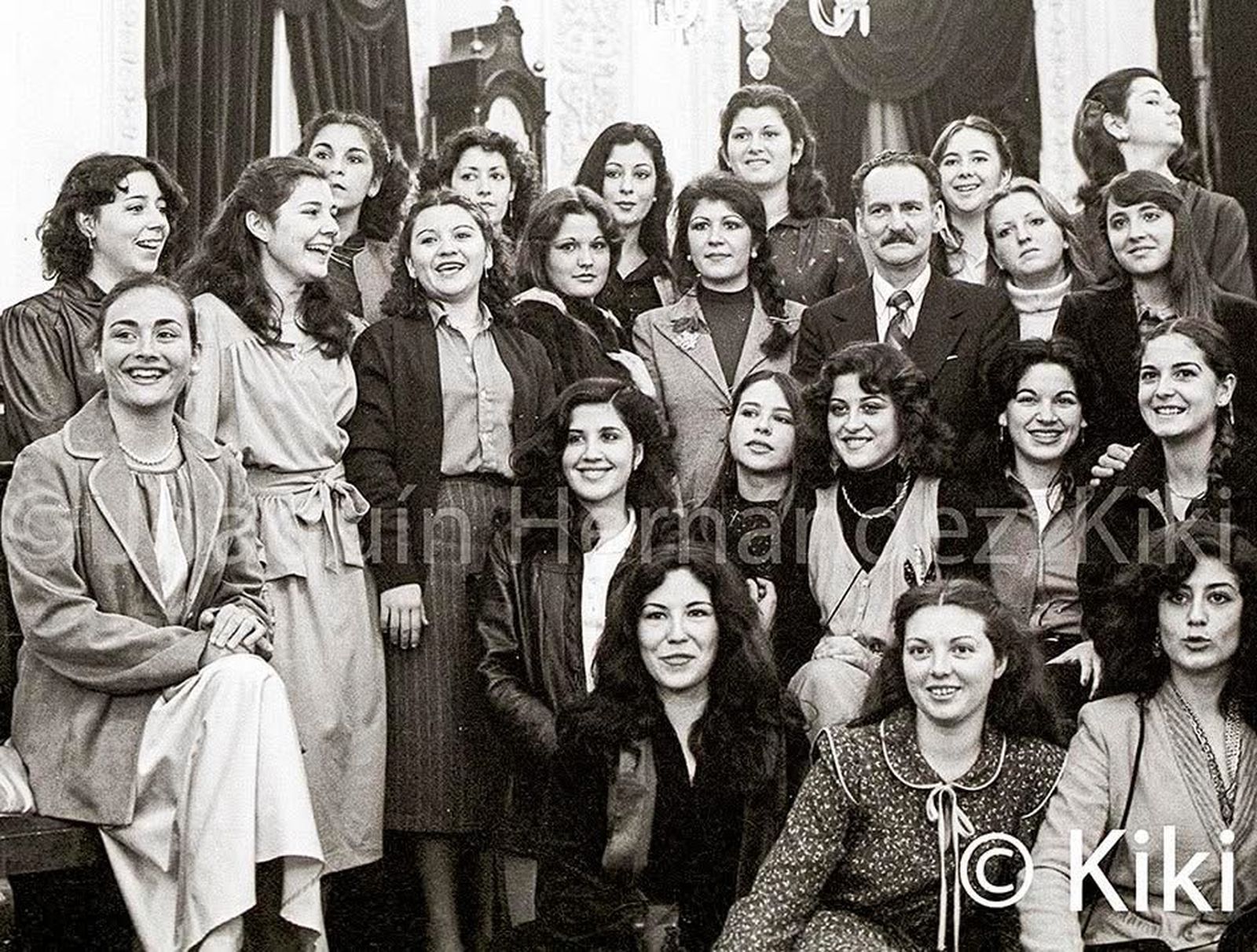 Pepe Mena con diosa y ninfas. Foto Kiki