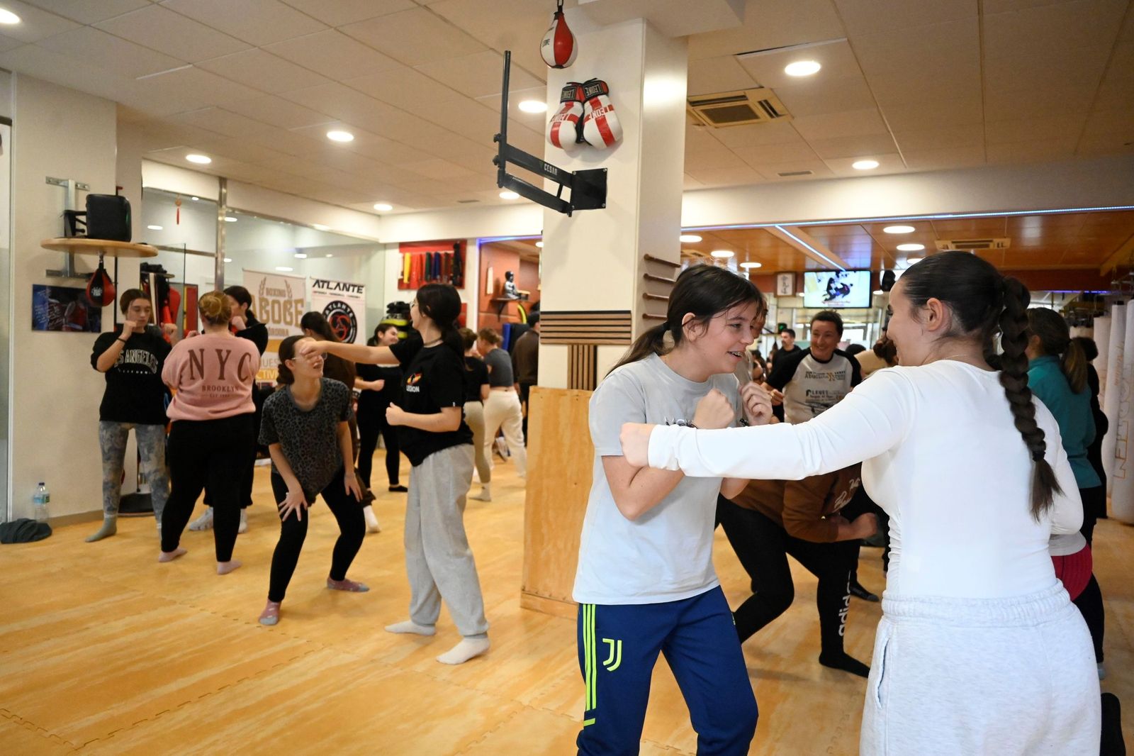 La masterclass de boxeo de Rafa Lozano Jr a medio centenar de mujeres de Córdoba, en imágenes