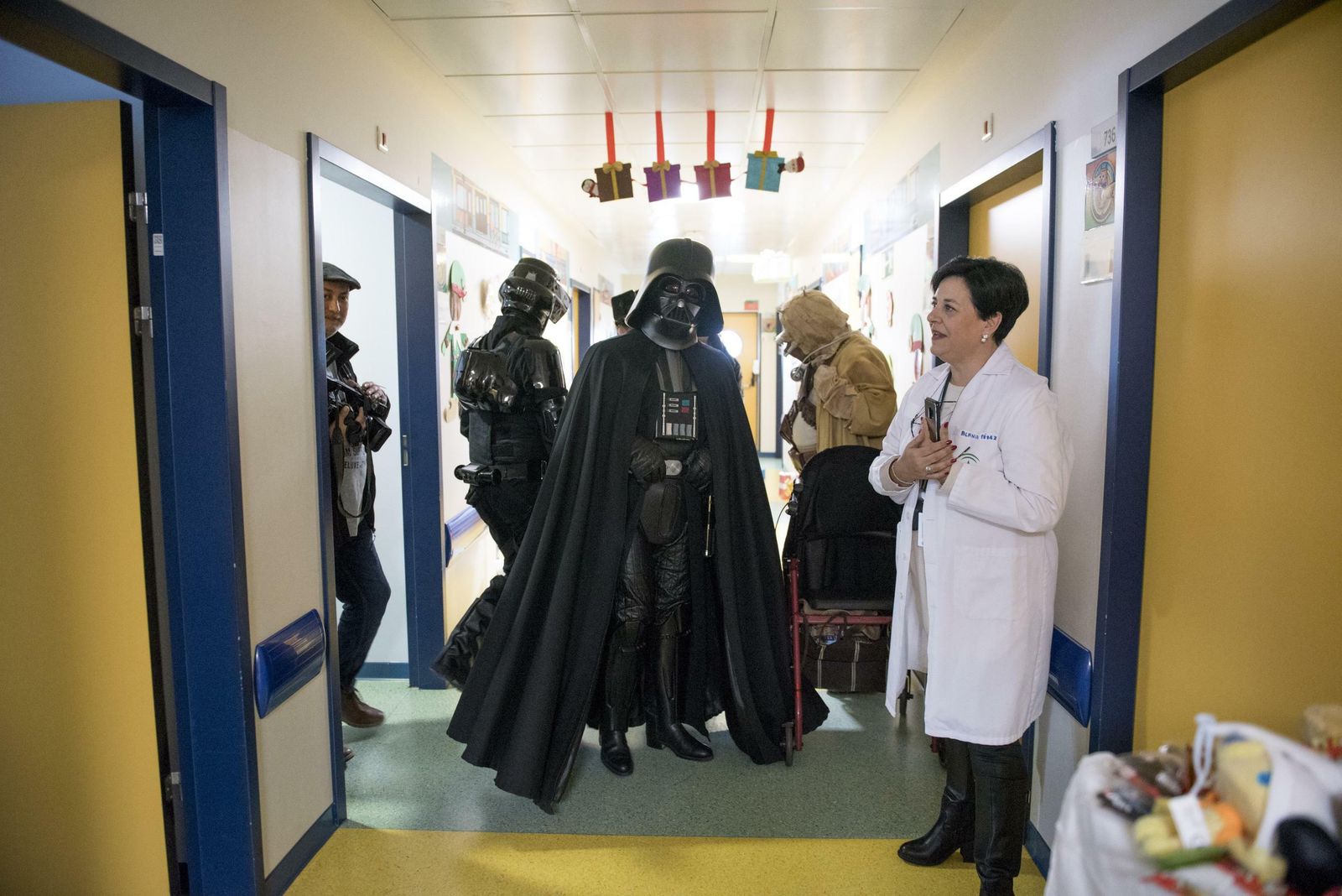 La visita de la Legión 501 de 'Star Wars' al Hospital Materno Infantil de Granada, en imágenes