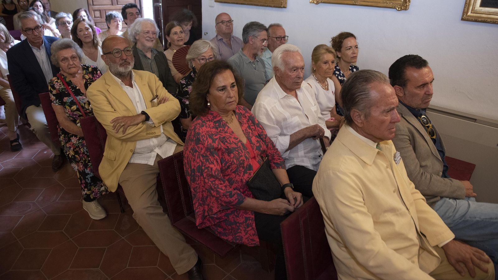 Parte del público, con Curro Romero, Carmen Tello, Alejandro Rojas-Marcos y Manuel Marchena, entre otros.