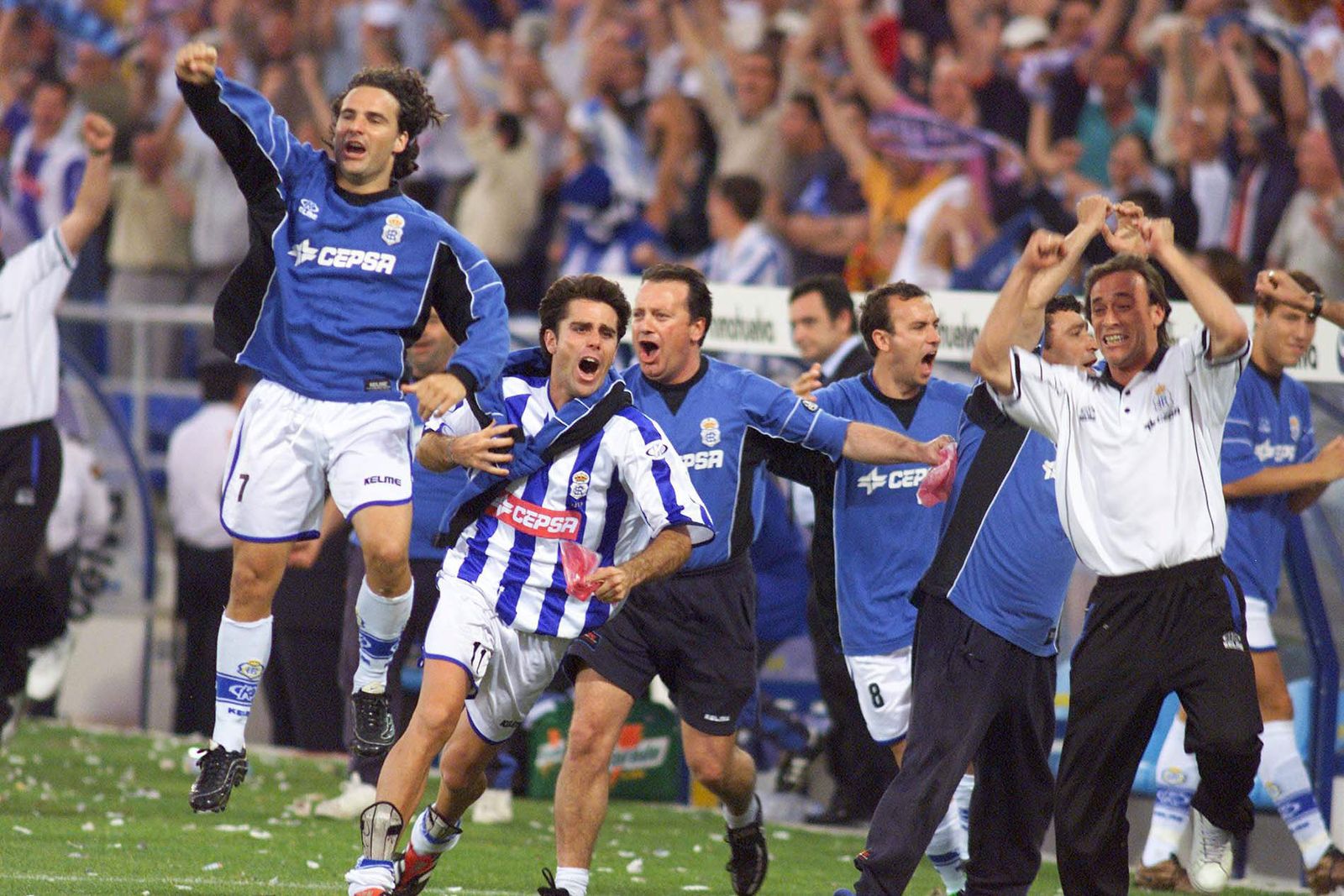 os jugadores del Recreativo de Huelva celebran el gol que dio la victoria al equipo frente al Xerez y supuso el ascenso.