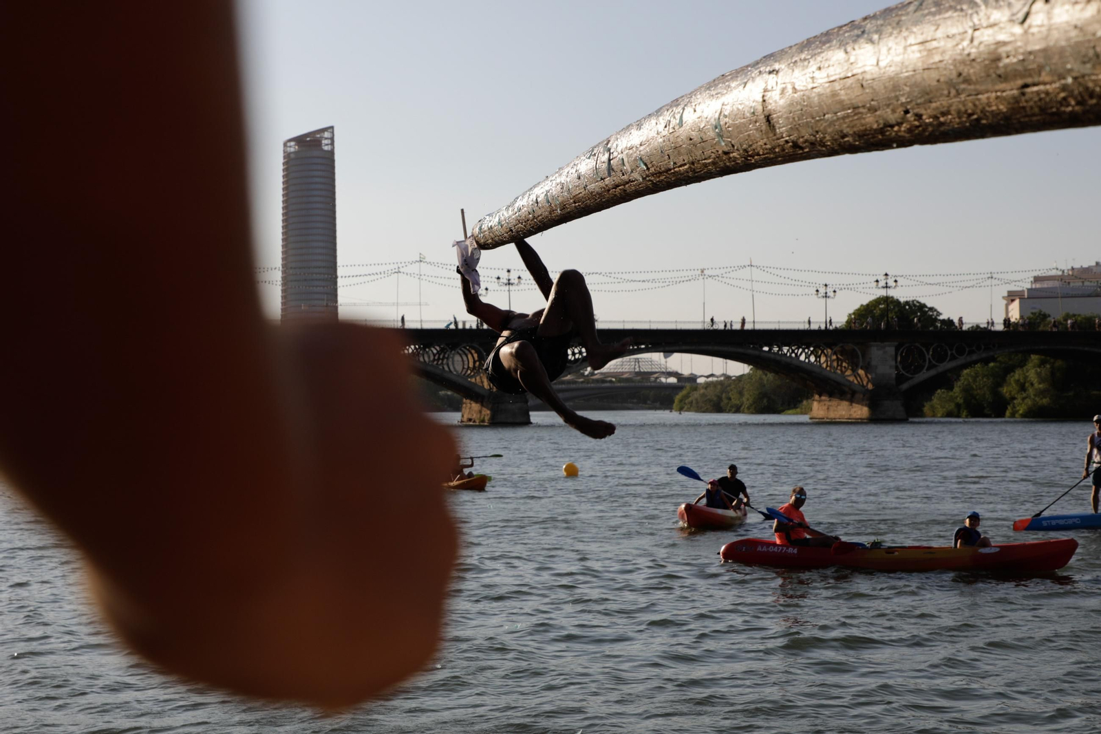 Las fotos de la cucaña en la Velá de Triana