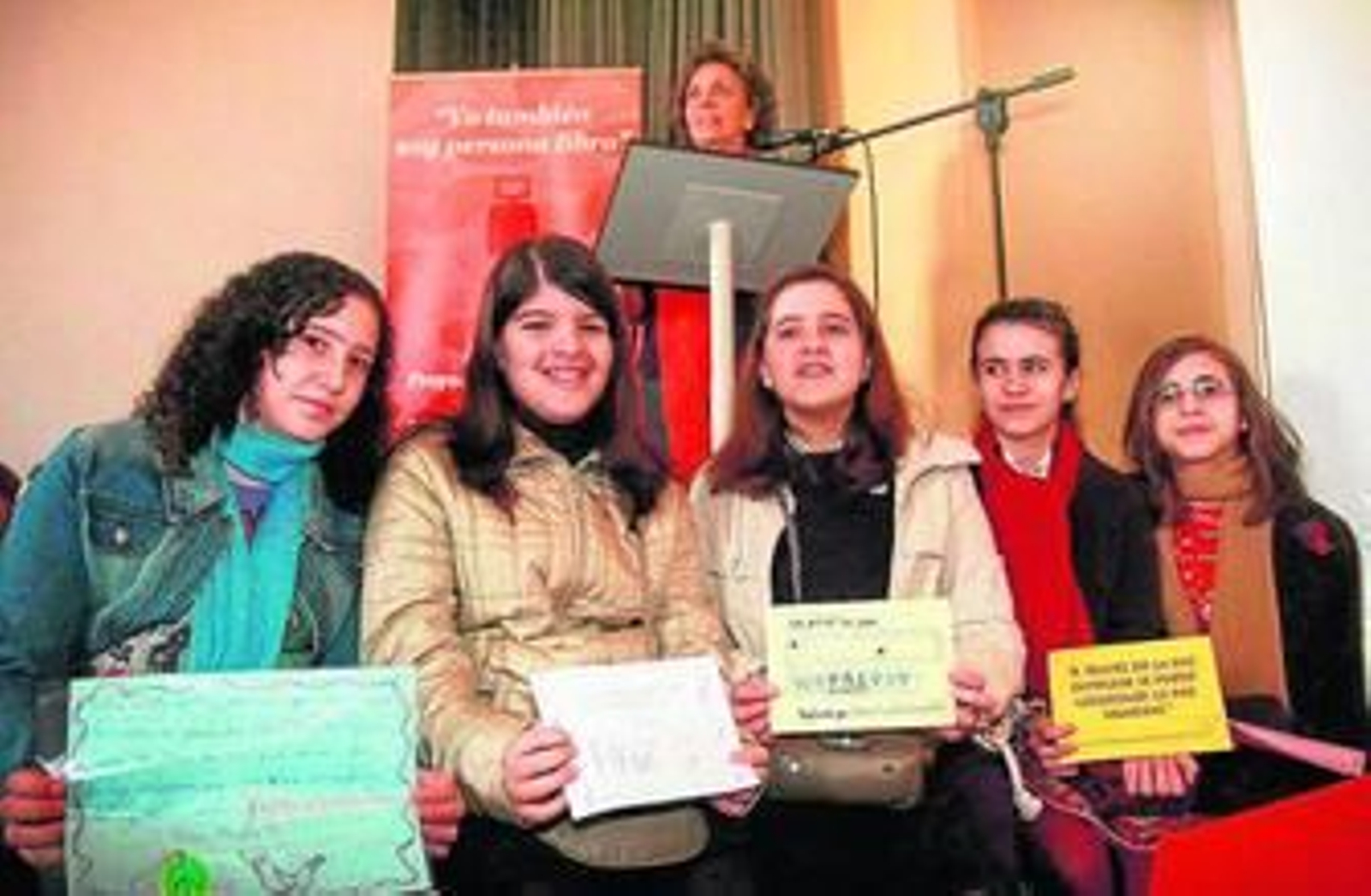 Algunas participantes en el acto, con los textos que leyeron.