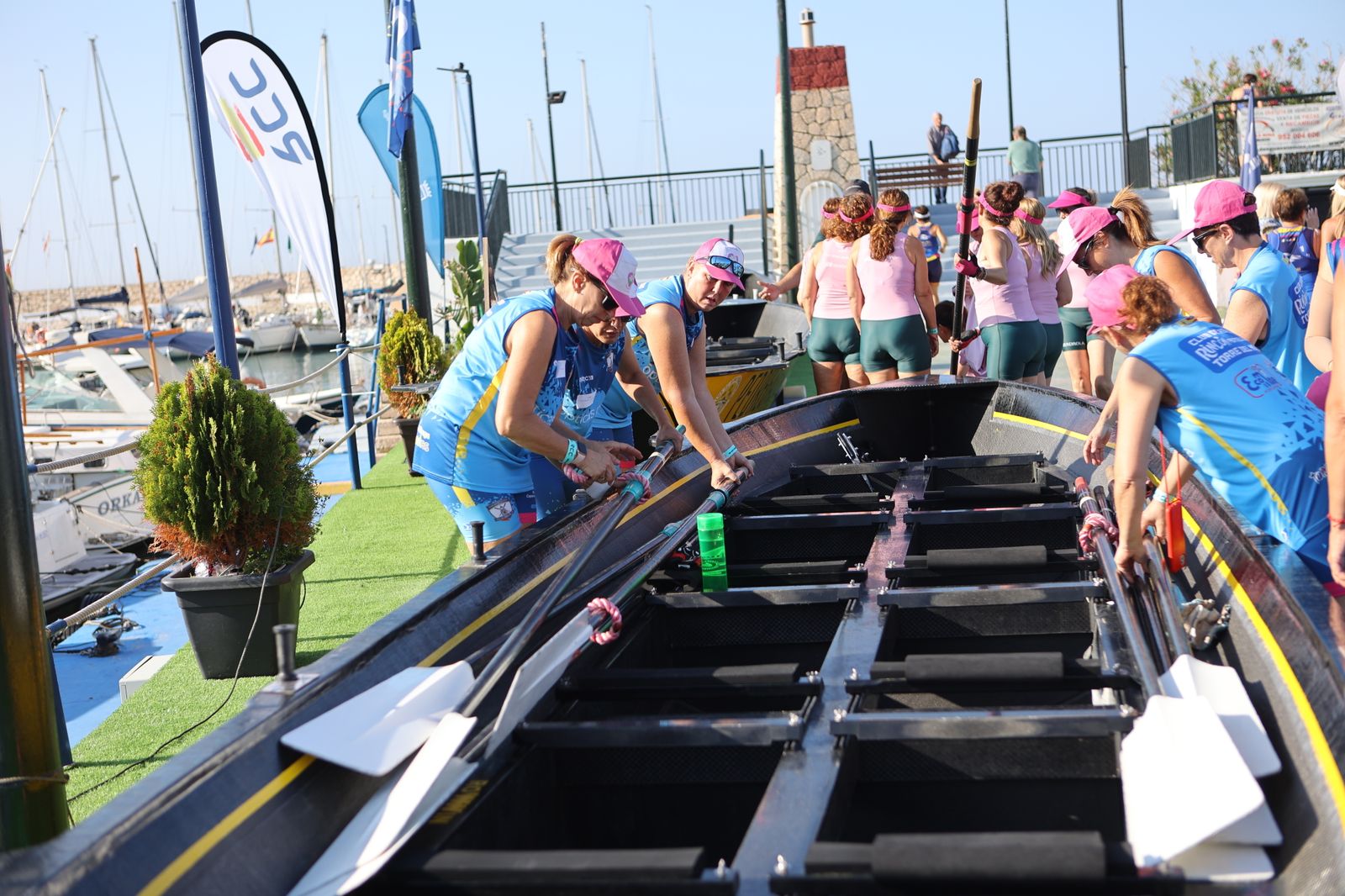 Más de 100 mujeres supervivientes de cáncer participan este sábado en una Regata Nacional en Málaga