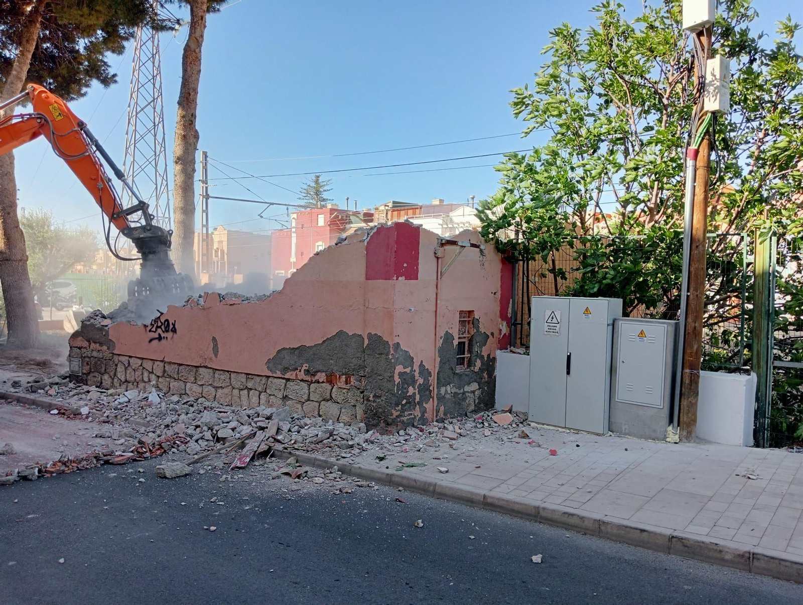Trabajos de derribo de la casilla del guardabarreras. Trabajos de derribo de la casilla del guardabarreras.