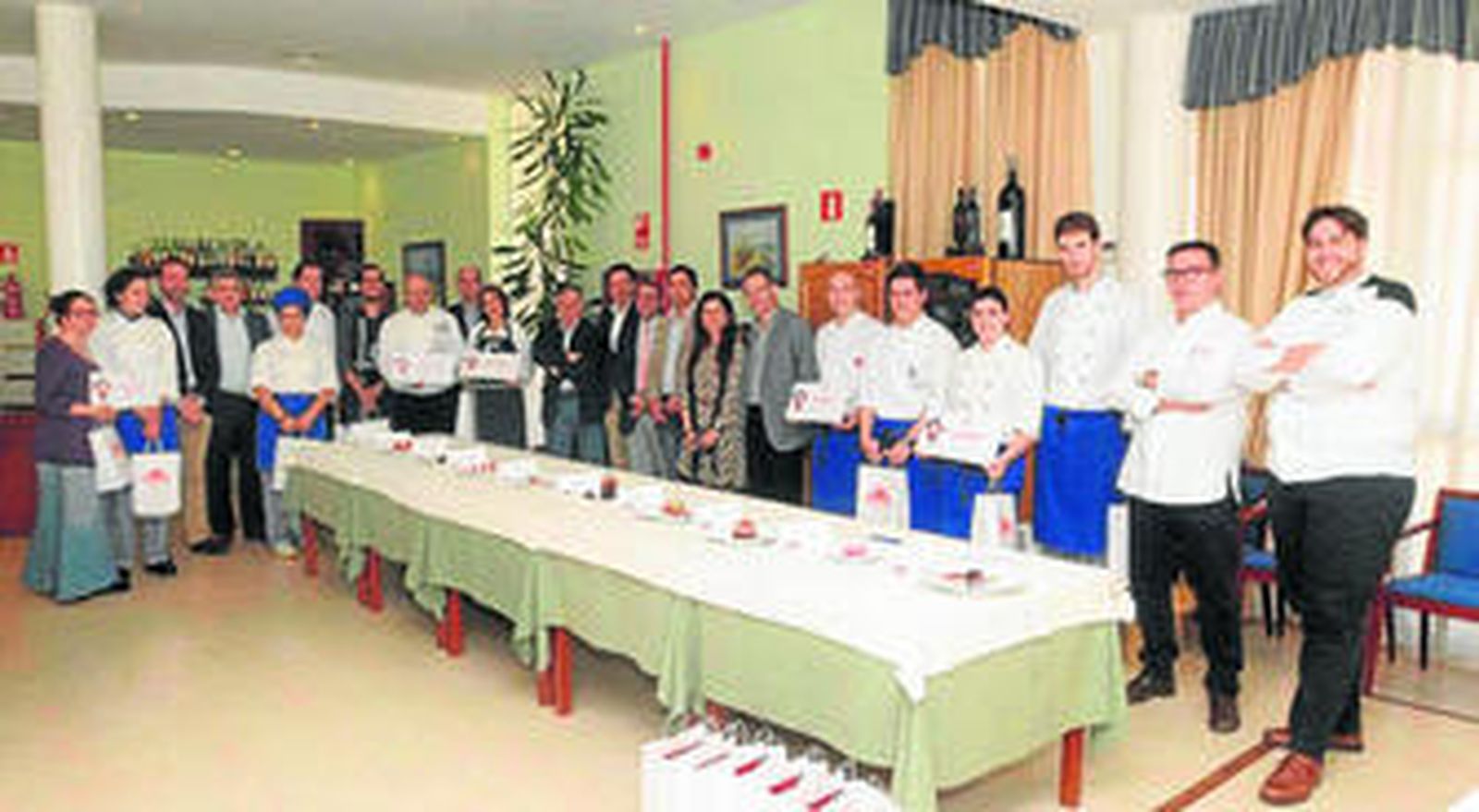 1. Participantes y miembros del jurado del Concurso Provincial de Recetas con Berries. 2. Una joven elaborando su receta. 3 y 4.Recetas ganadoras en la modalidad de postre -Maki shusi- y en la modalidad de plato -Tartar rouge-. 5. Rocío González, autora de la receta ganadora del premio especial Adesva, con su pastel en capas de chocolate de los bosques, recogiendo su premio. 6 y 7. Los ganadores: Manuel Martín, en la modalidad de postres,  y Carmen Romero, en la categoría de plato.