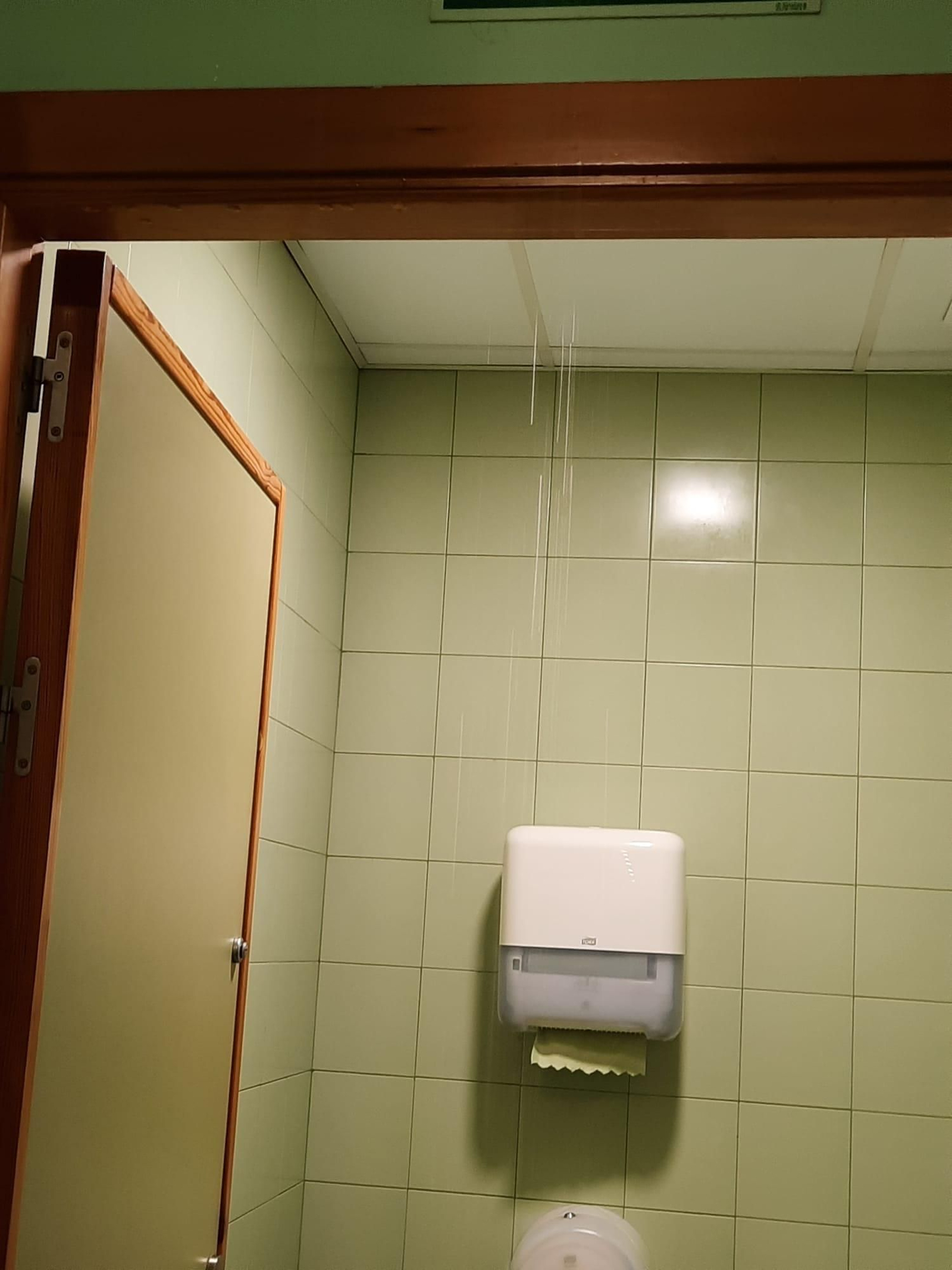 Goteras en las dependencias del servicio de urgencias ambulatorias de la calle Tomás del Valle en San Fernando