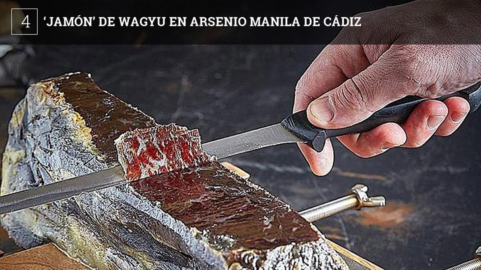 El wagyu es una raza de vacuno originaria de Japón cuyo uso cada vez está más extendido. No se trata de un jamón como el del cerdo, es más bien una cecina.En Arsenio lo sirven en tablas con unos 50 gramos de producto, a unos doce euros.
