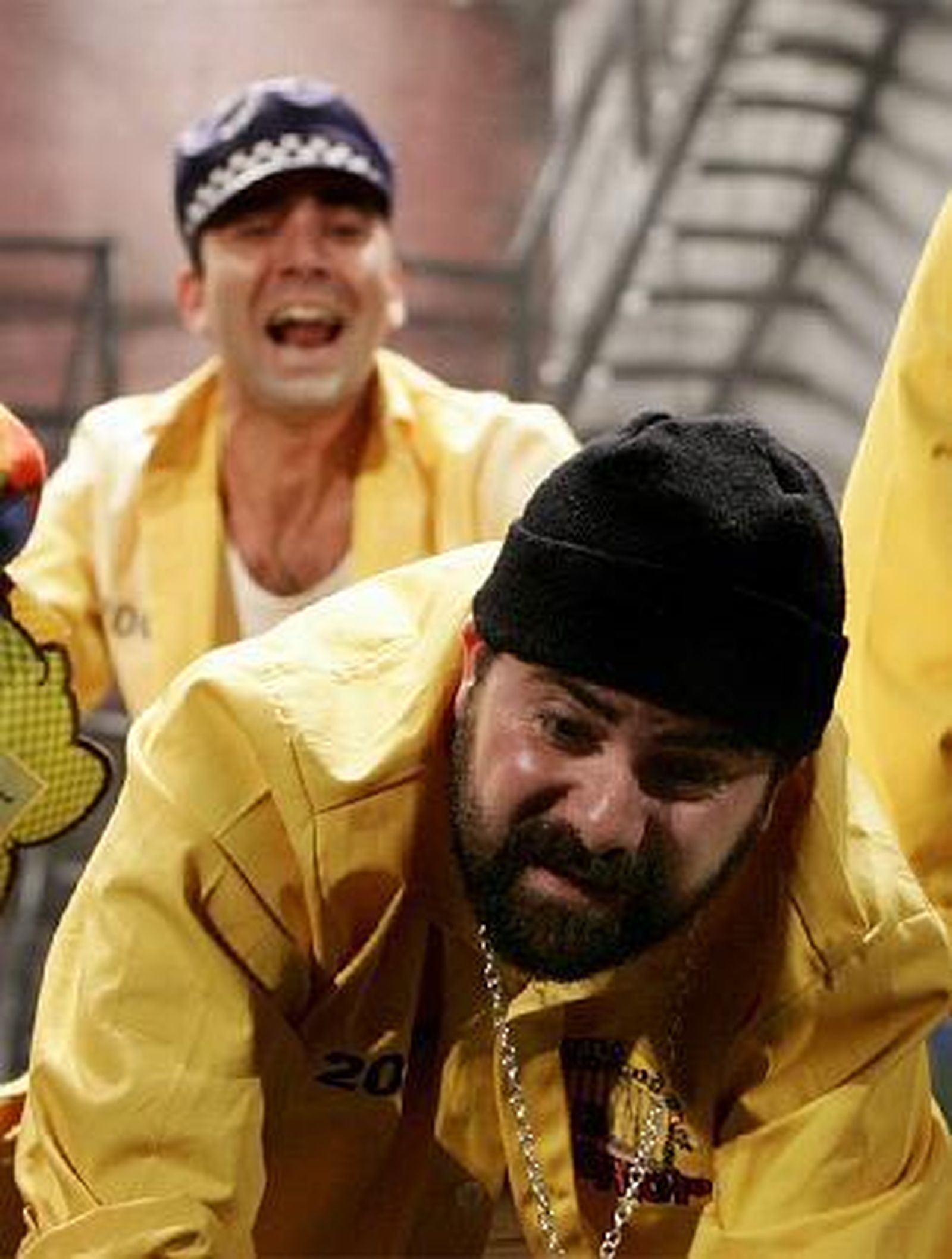 Selu Piulestán, en posición comprometida, con Carlos Meni acechando. Peligro.   Foto: Lourdes de Vicente