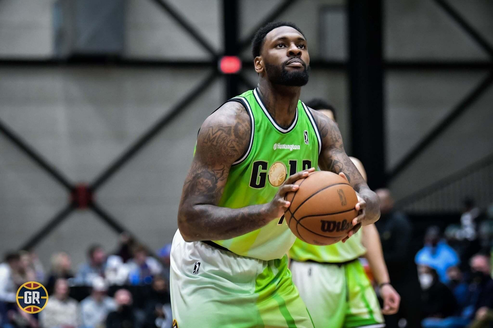 Tarik Black lanza un tiro libre.