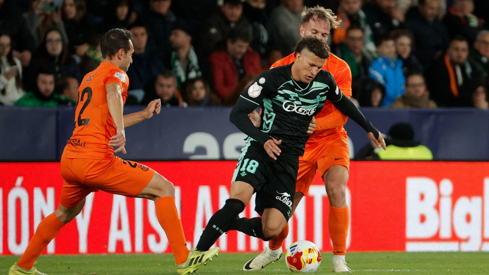 Deossa disputa el balón ante el centrocampista del Torrent Lois.