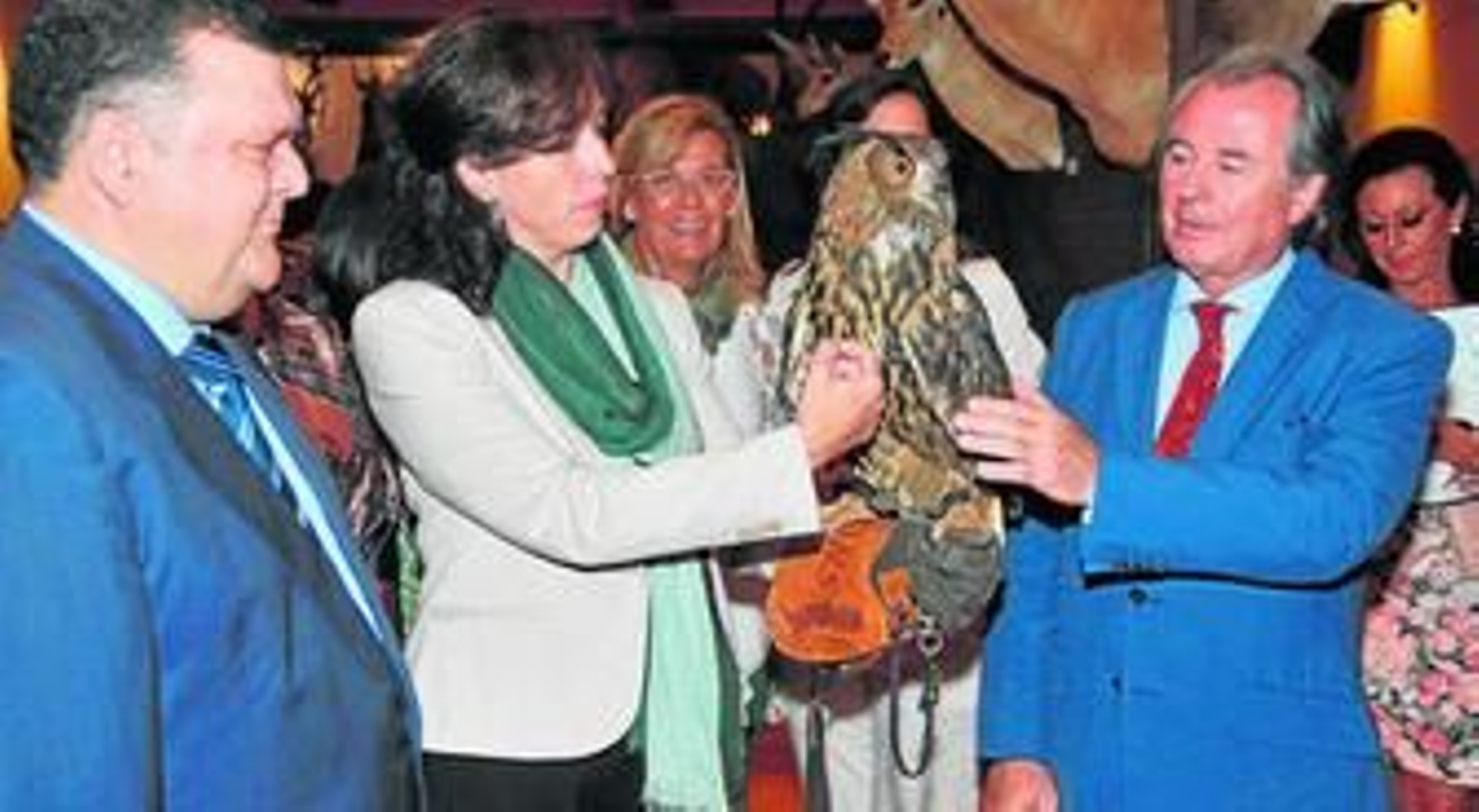 La presidenta de la Diputación, María Luisa Ceballos, sujeta una rapaz tras el acto inaugural.