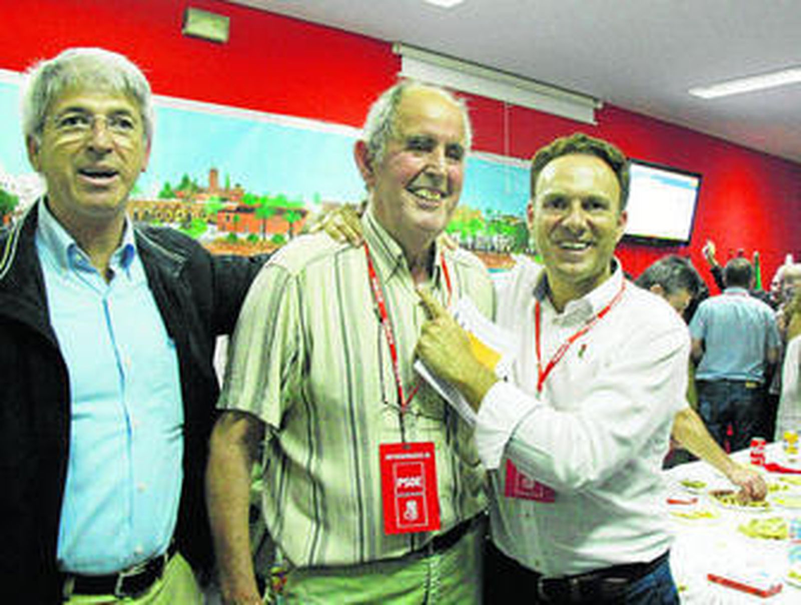 David de la Encina, junto al presidente del partido, Antonio Vega, y José Gil, en la sede del PSOE, durante la noche de ayer.