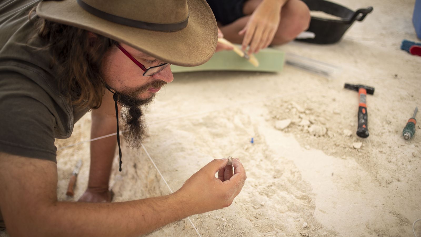 Juha Saarinen, autor principal del trabajo, en el yacimiento de Venta Micena (Orce, Granada) durante la campaña 2018.