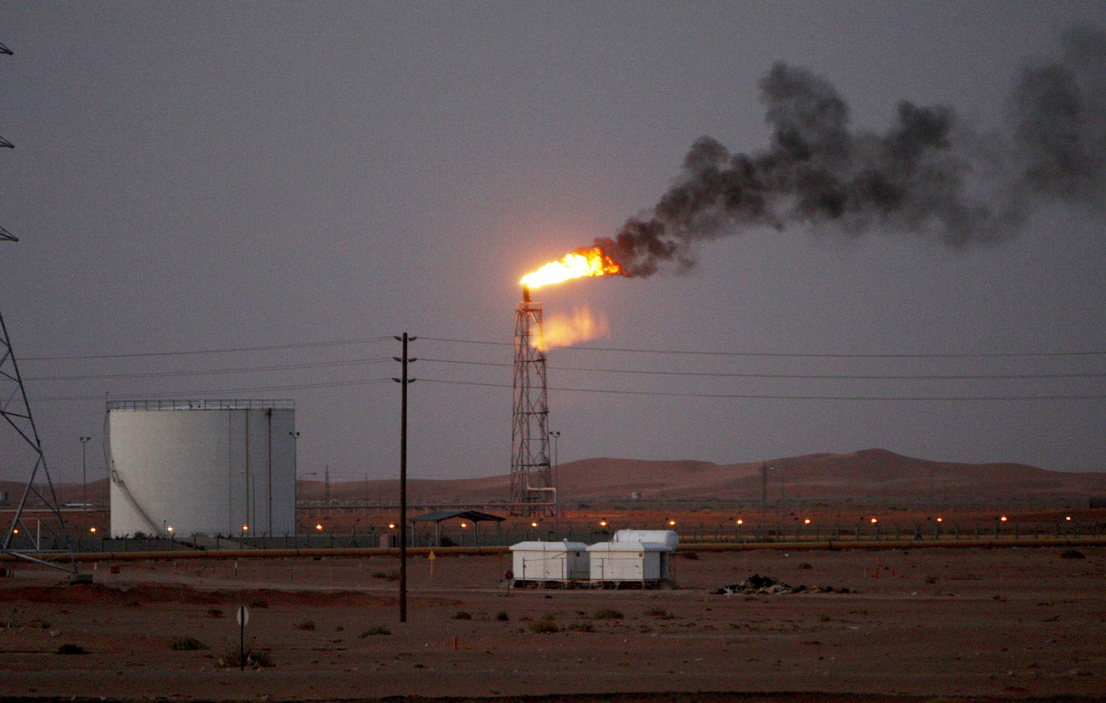 Dos llamas de gas detrás de las tuberías en el desierto en el campo petrolero Khurais, atacado el sábado por drones, a unos 160 kilómetros de Riad. Dos llamas de gas detrás de las tuberías en el desierto en el campo petrolero Khurais, atacado el sábado por drones, a unos 160 kilómetros de Riad.