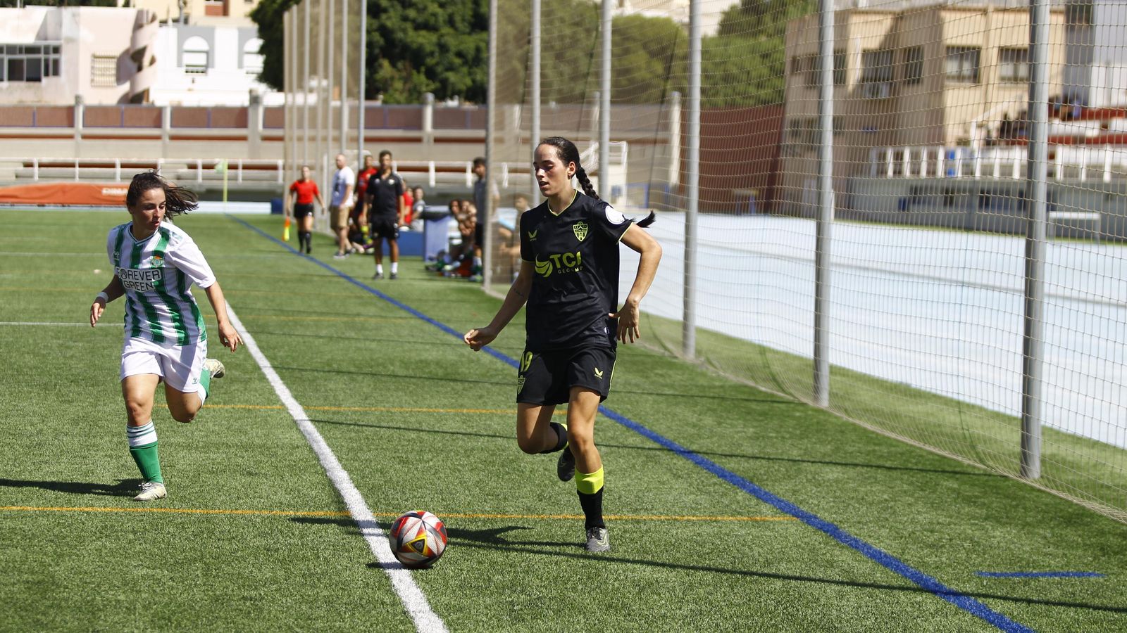 Andrea Tejedor conduce el balón durante el encuentro de las almerienses frente al Betis B. Andrea Tejedor conduce el balón durante el encuentro de las almerienses frente al Betis B.
