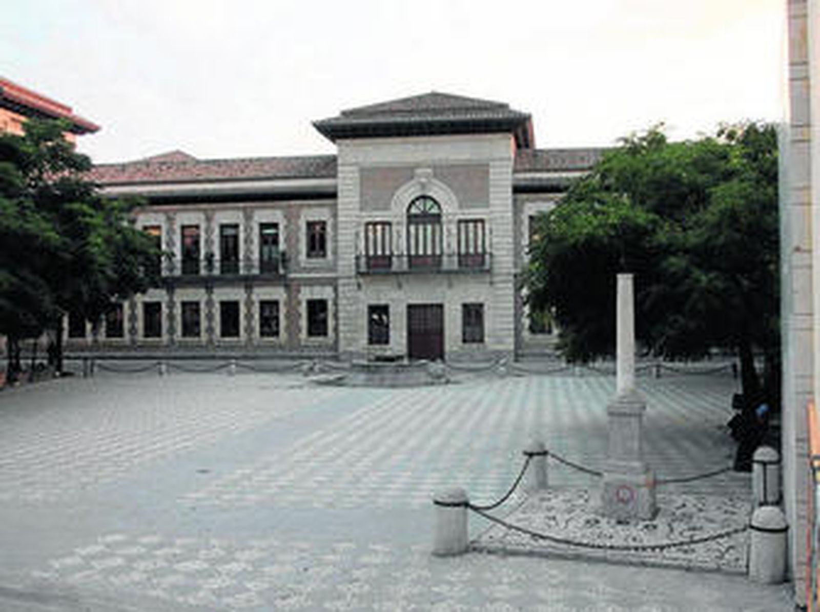 La Plaza está detrás de la Normal y tiene un monolito en recuerdo a Mariana Pineda.