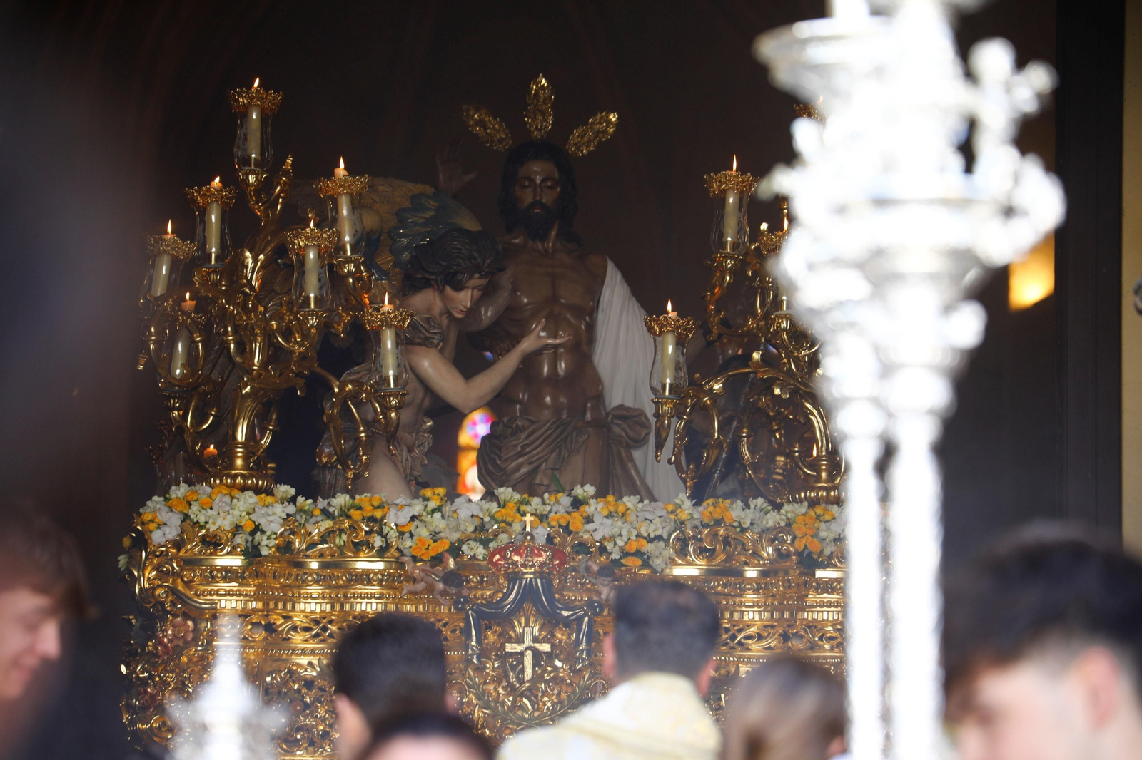 Domingo de Resurrección en Córdoba: la procesión de la hermandad del Resucitado, en imágenes