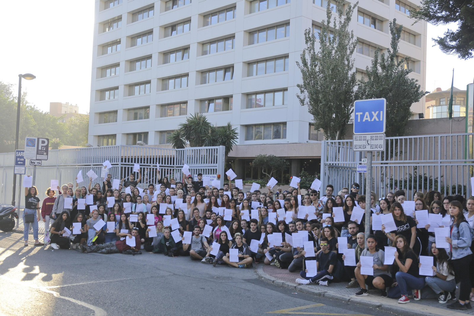 Los alumnos de la Escuela Superior de Arte Dramático de Málaga, ayer, concentrados.