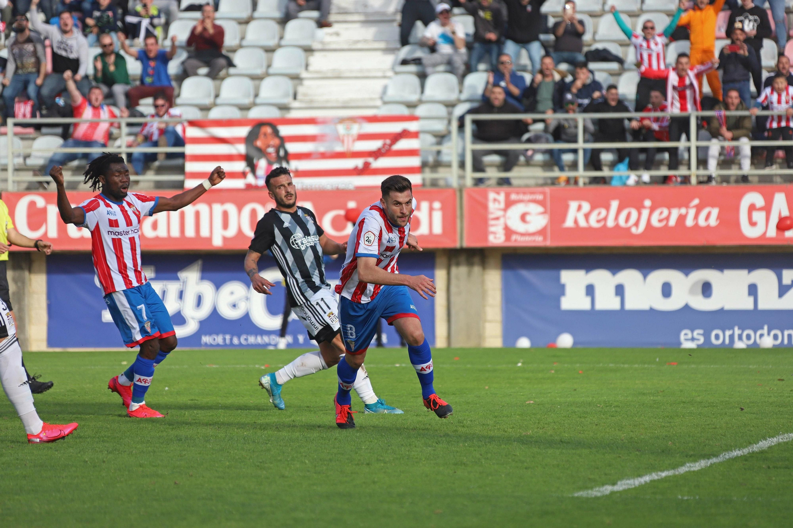 Iván corre tras marcar el penalti ante el Cartagena en el Nuevo Mirador.
