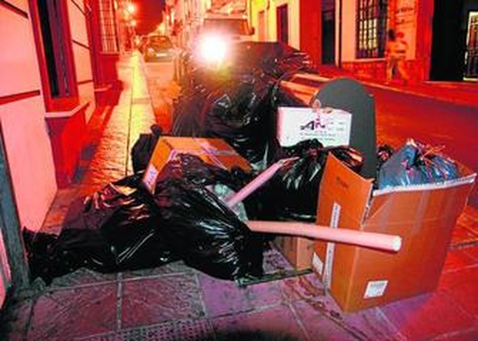 Basura acumulada fuera de los contenedores.