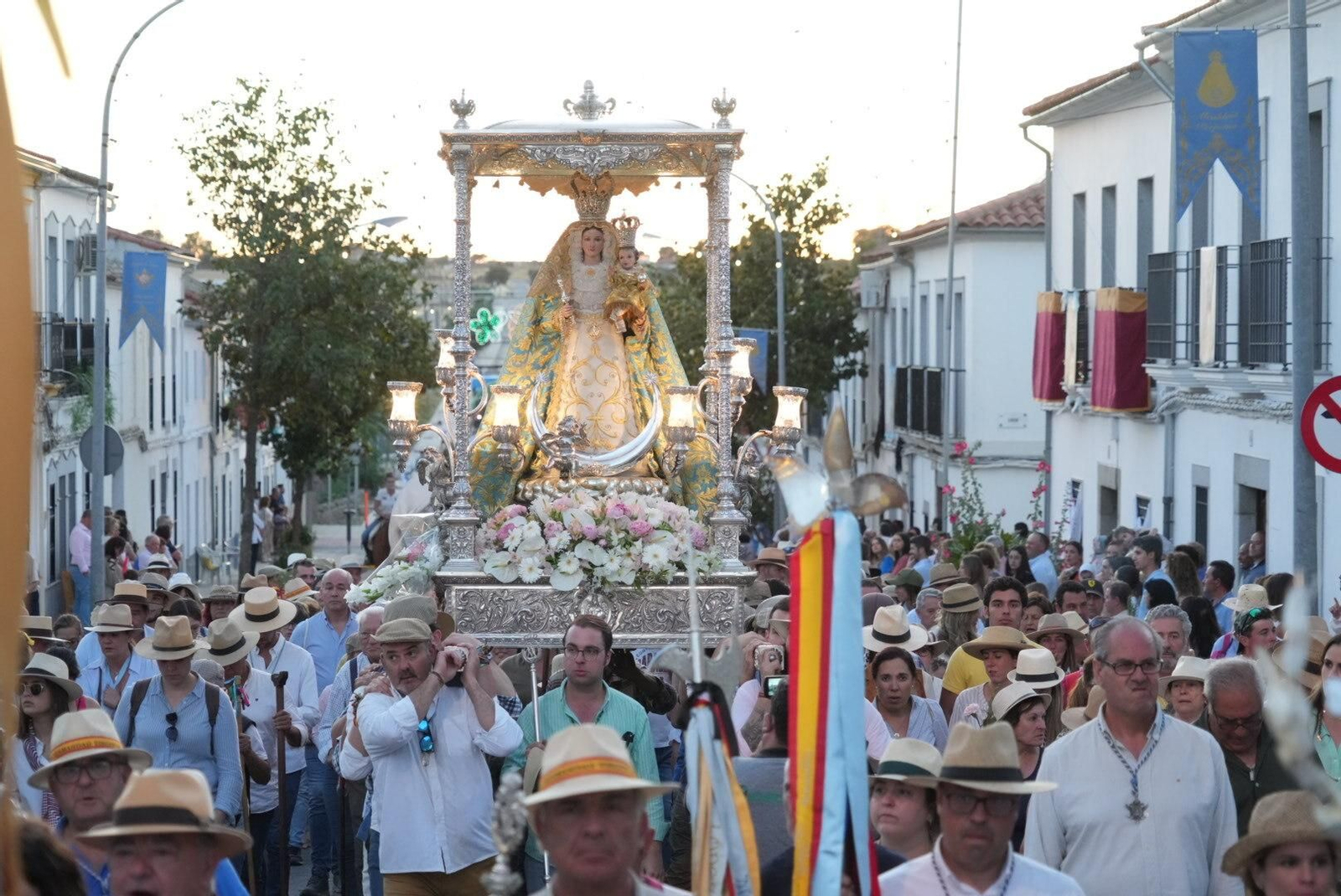 La romería de la Virgen de Luna del Lunes de Pentecostés en Villanueva de Córdoba, en imágenes