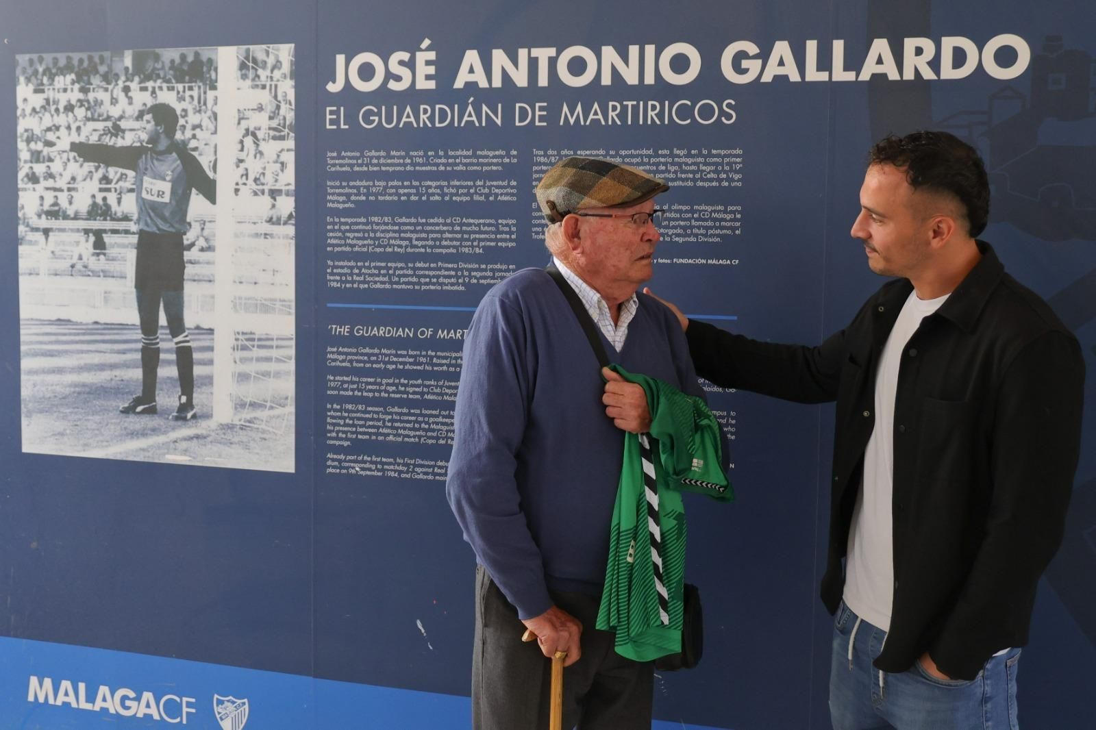 La entrega de la camiseta a la familia Gallardo por parte de Alfonso Herrero La entrega de la camiseta a la familia Gallardo por parte de Alfonso Herrero