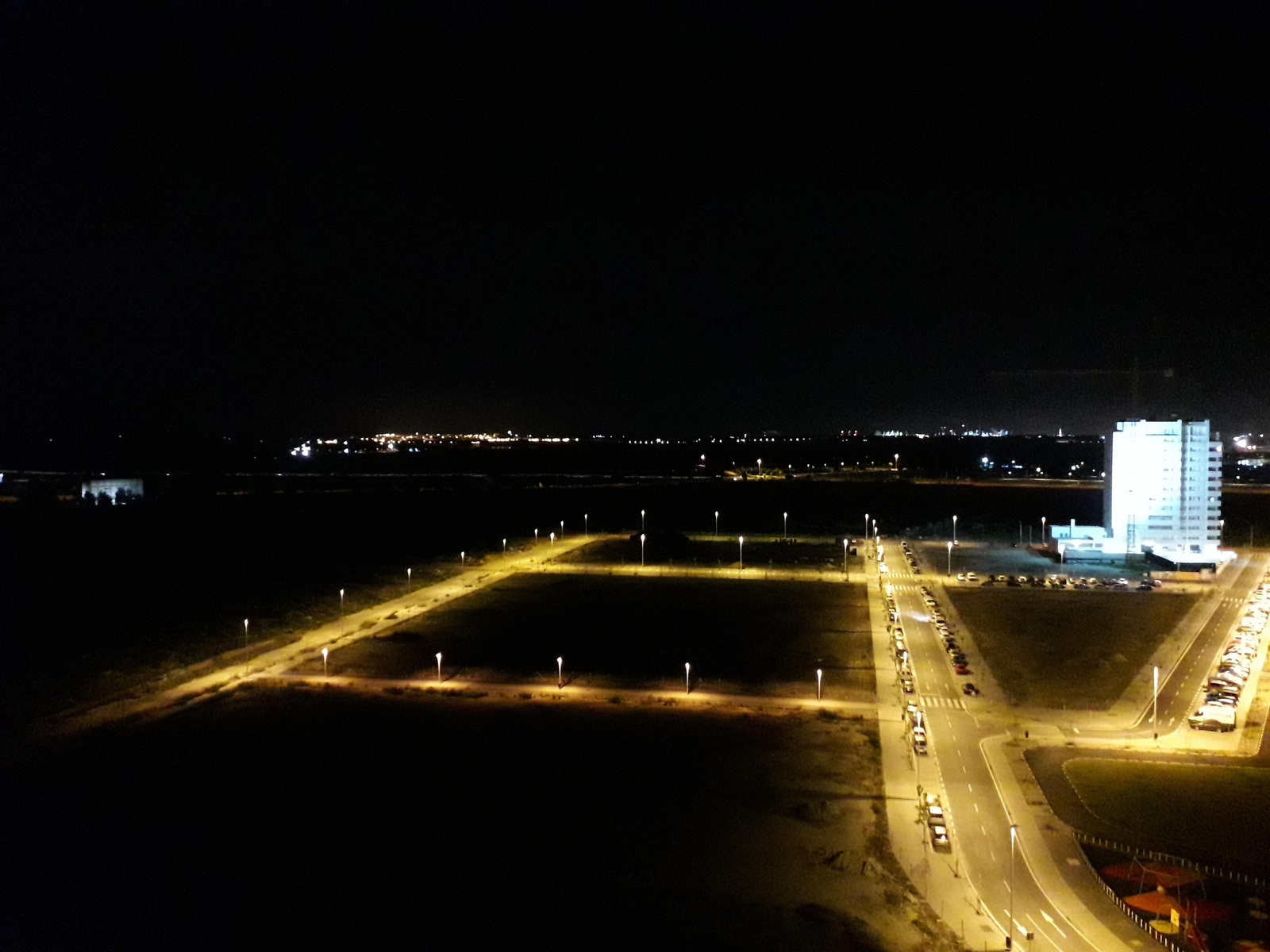 Imagen del cielo de la capital onubense con Palos de la Frontera al fondo.