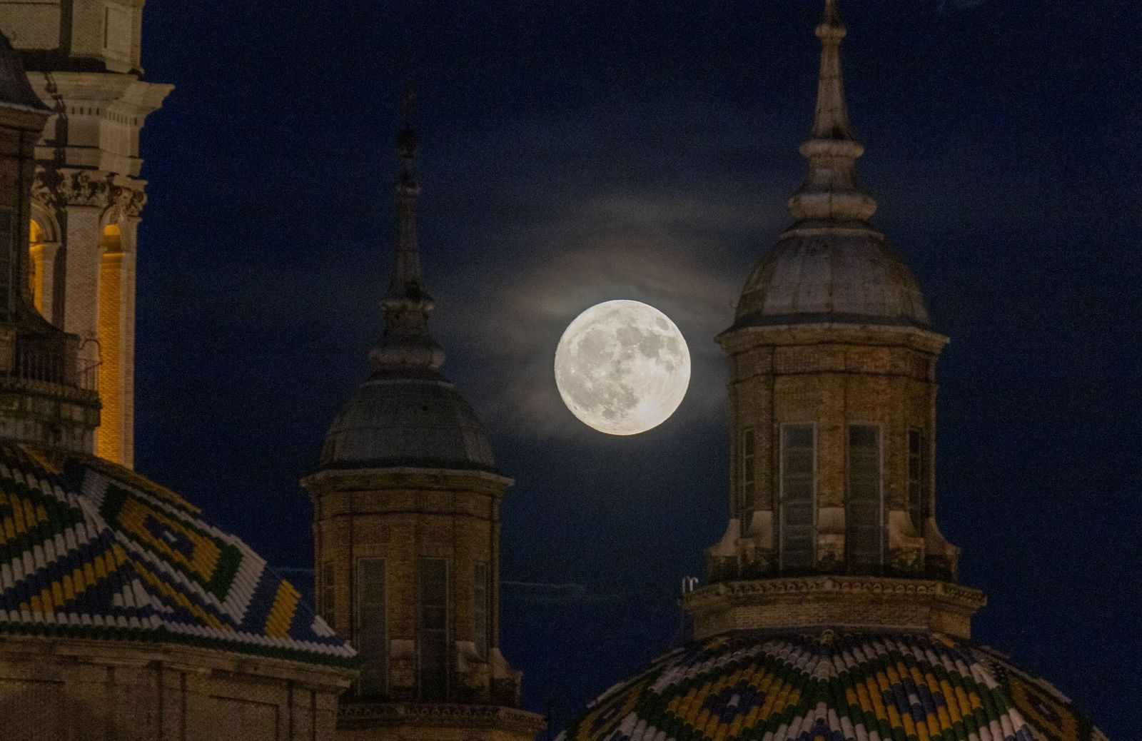 Las imágenes de la Luna de Ciervo, la increíble Superluna  de esta semana