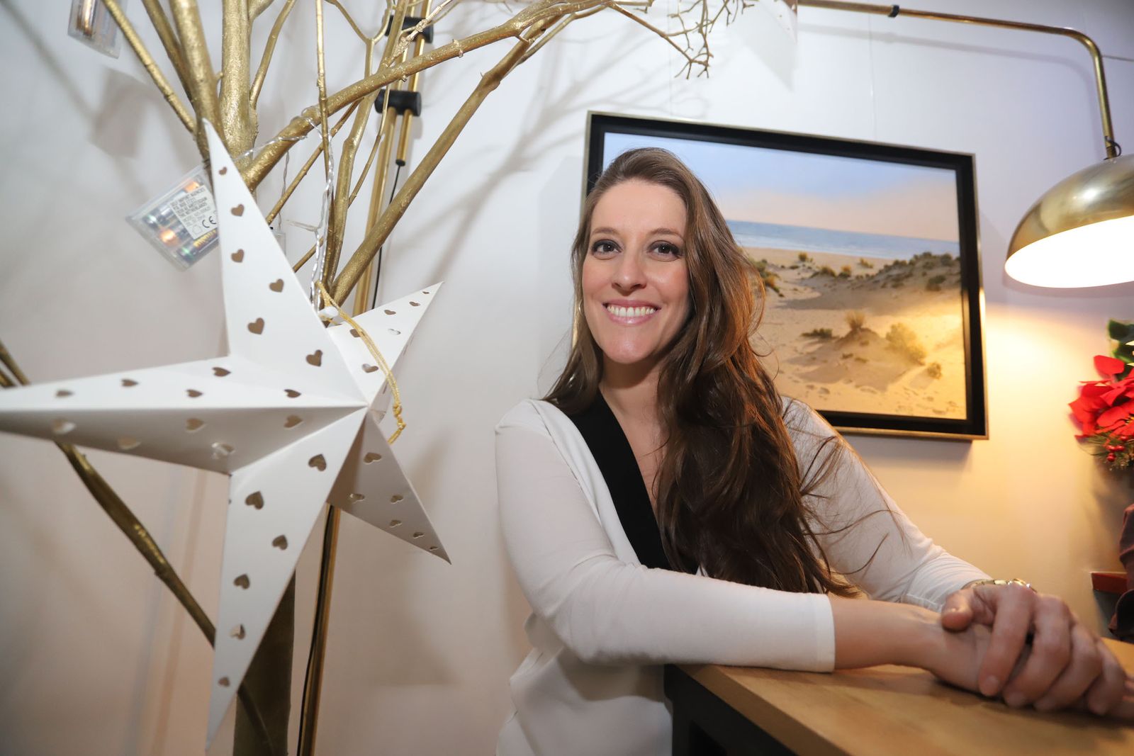 La cantaora onubense Argentina posa junto a un adorno navideño, motivo que centra su último trabajo discográfico, el sexto, que presenta estos días en Andalucía Occidental.