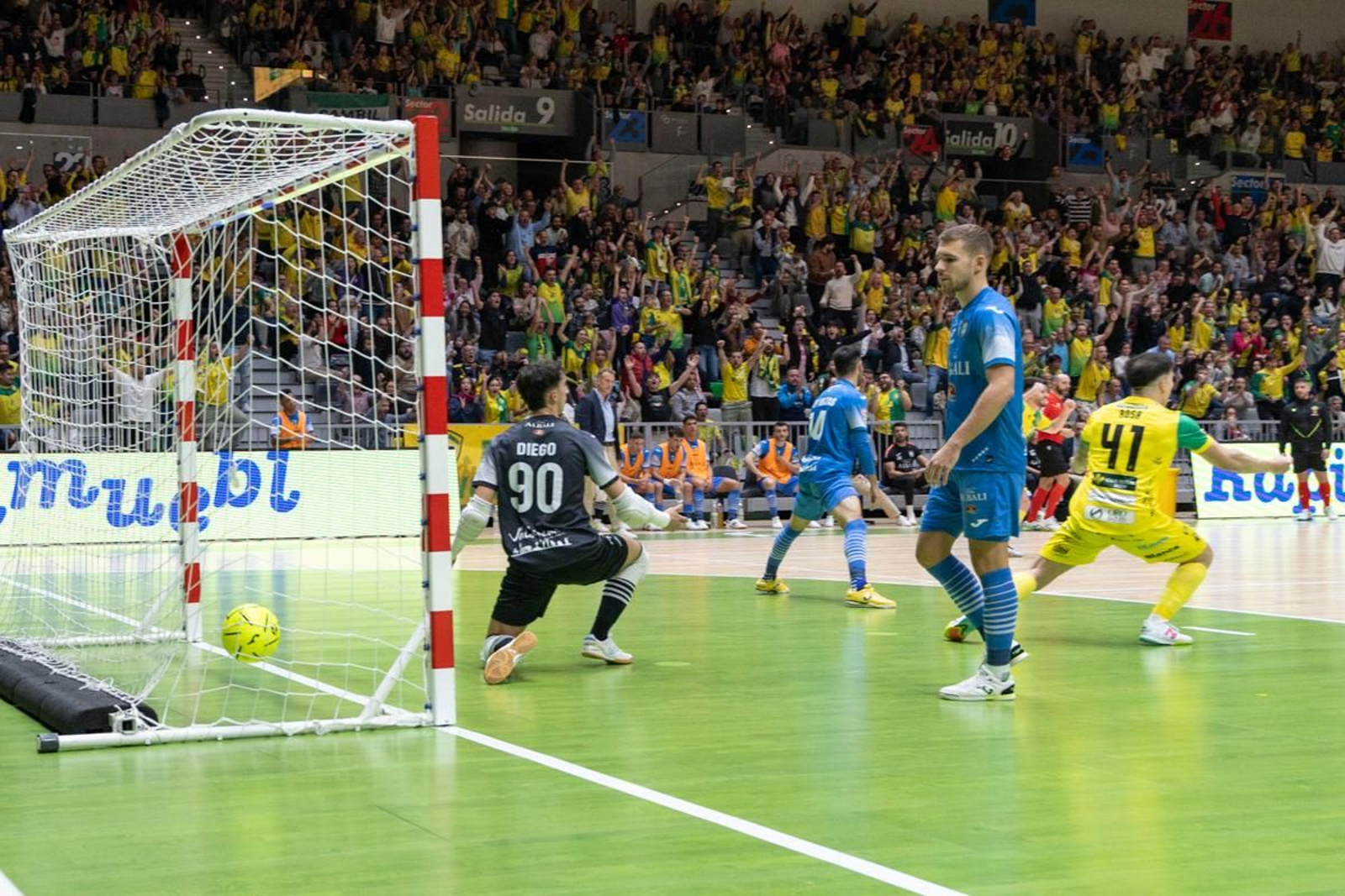 La goleada del Jaén Paraíso Interior FS ante el Viña Albali Valdepeñas, en imágenes