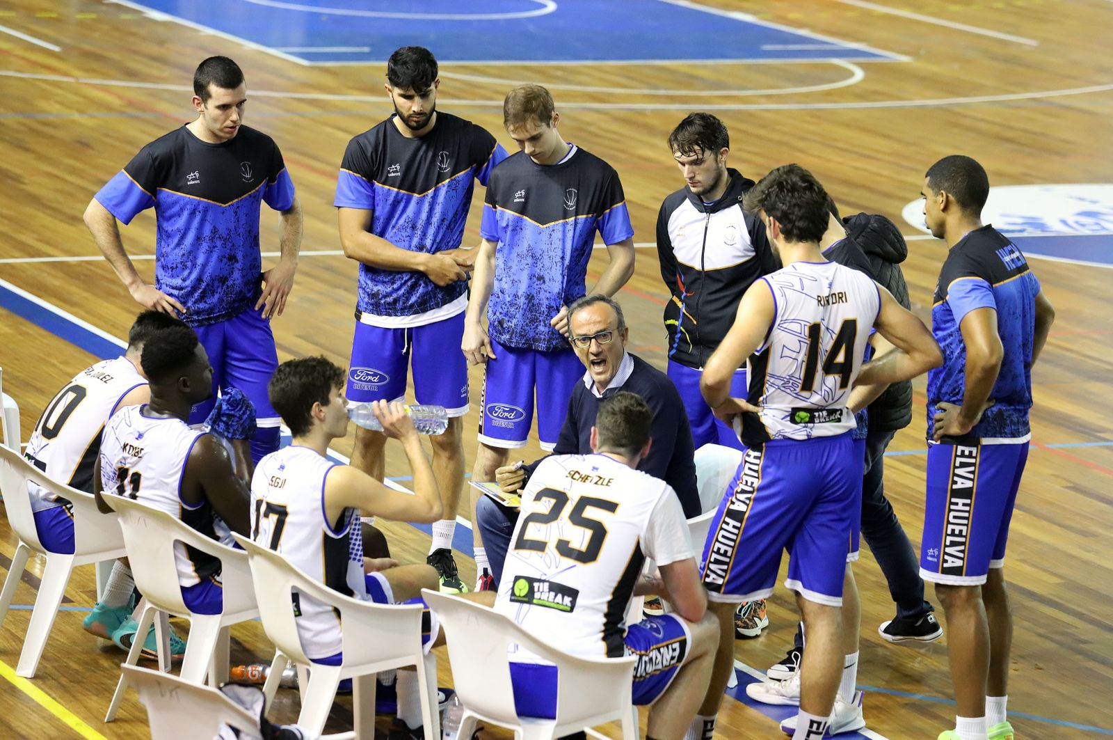 Gabriel Carrasco, en un tiempo muerto en un partido en el Andrés Estrada.