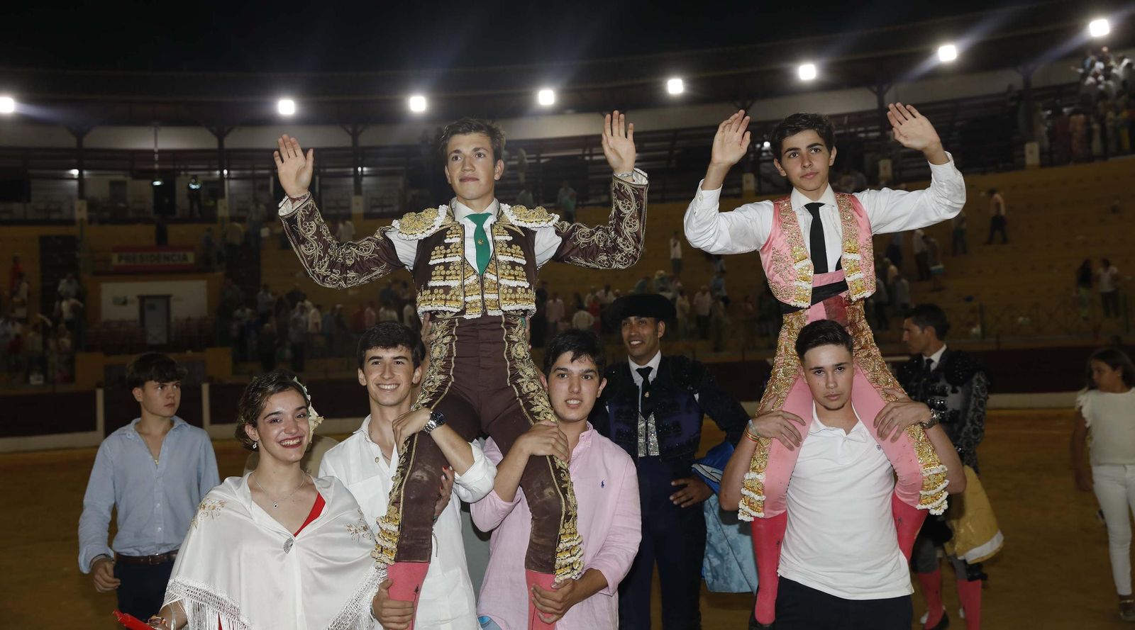Fotos del triunfo de Manuel Roman y Javier Zulueta con la buena novillada de Núñez de Tarifa que abrió la Feria de La Línea