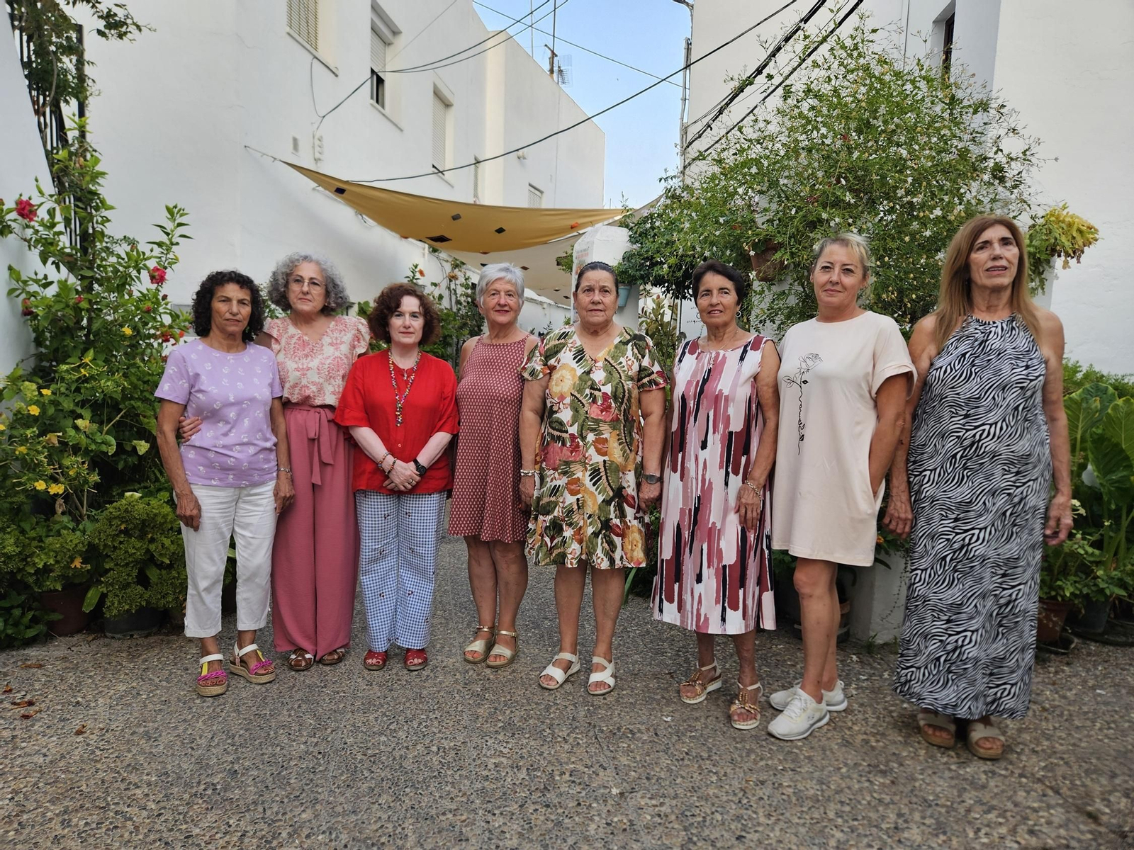 Integrantes de Horizontes de Esperanza, en una calle de Conil