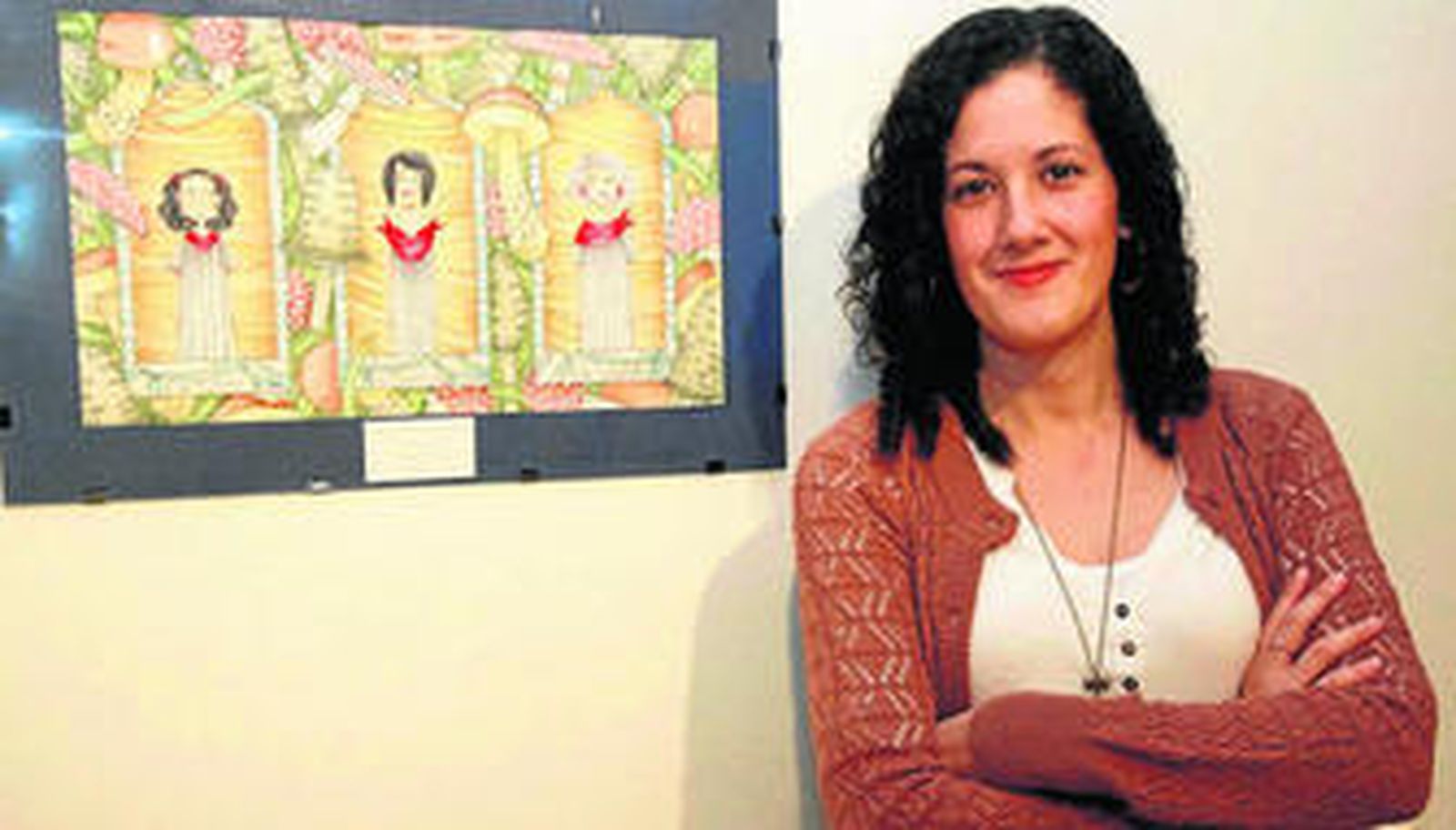 La joven pintora Adelaida Pérez, junto a una de sus obras expuestas en Cartaya.