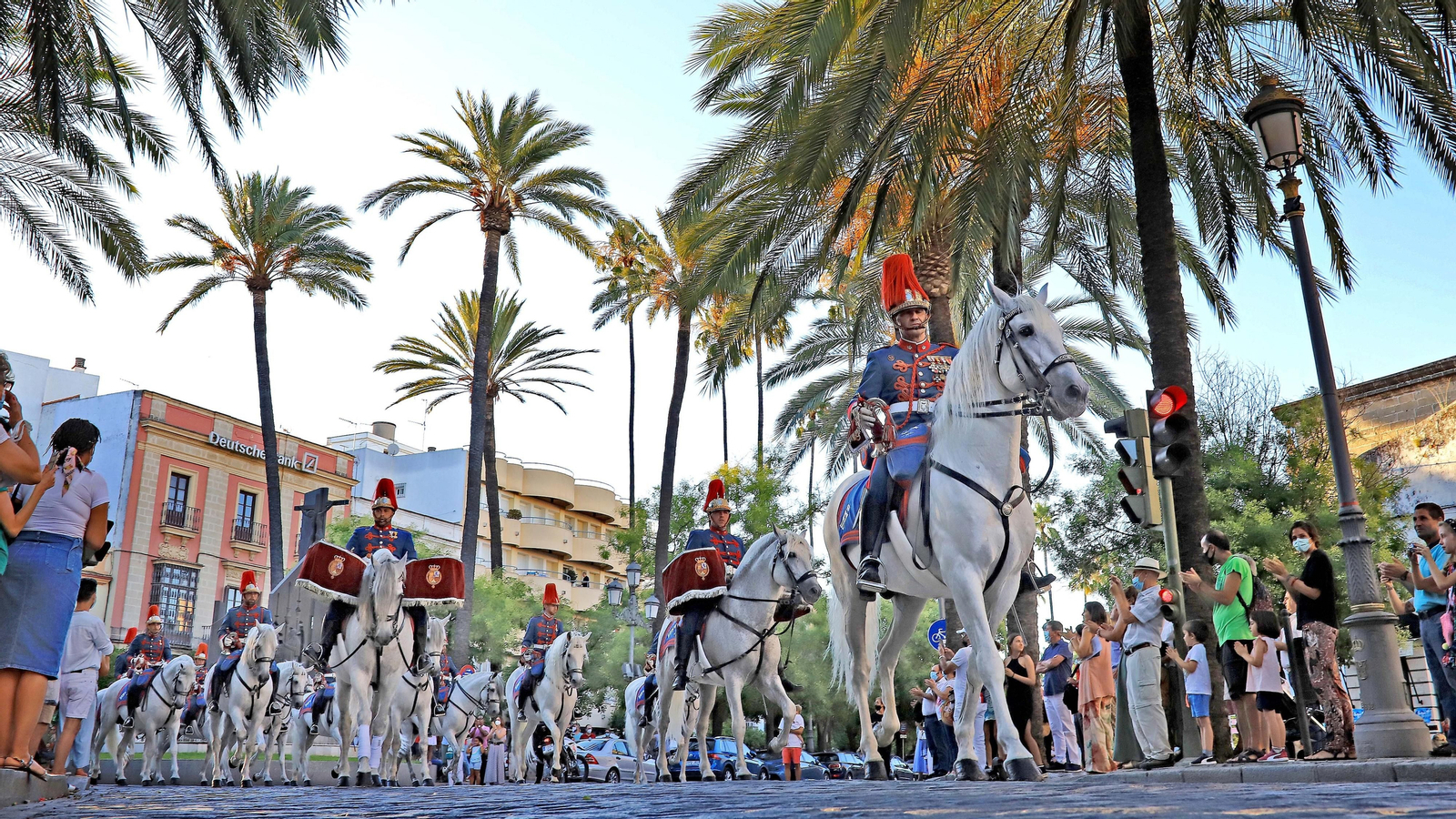 Desfile del Escuadrón de Caballería de la Guardia Real por las calles de Jerez