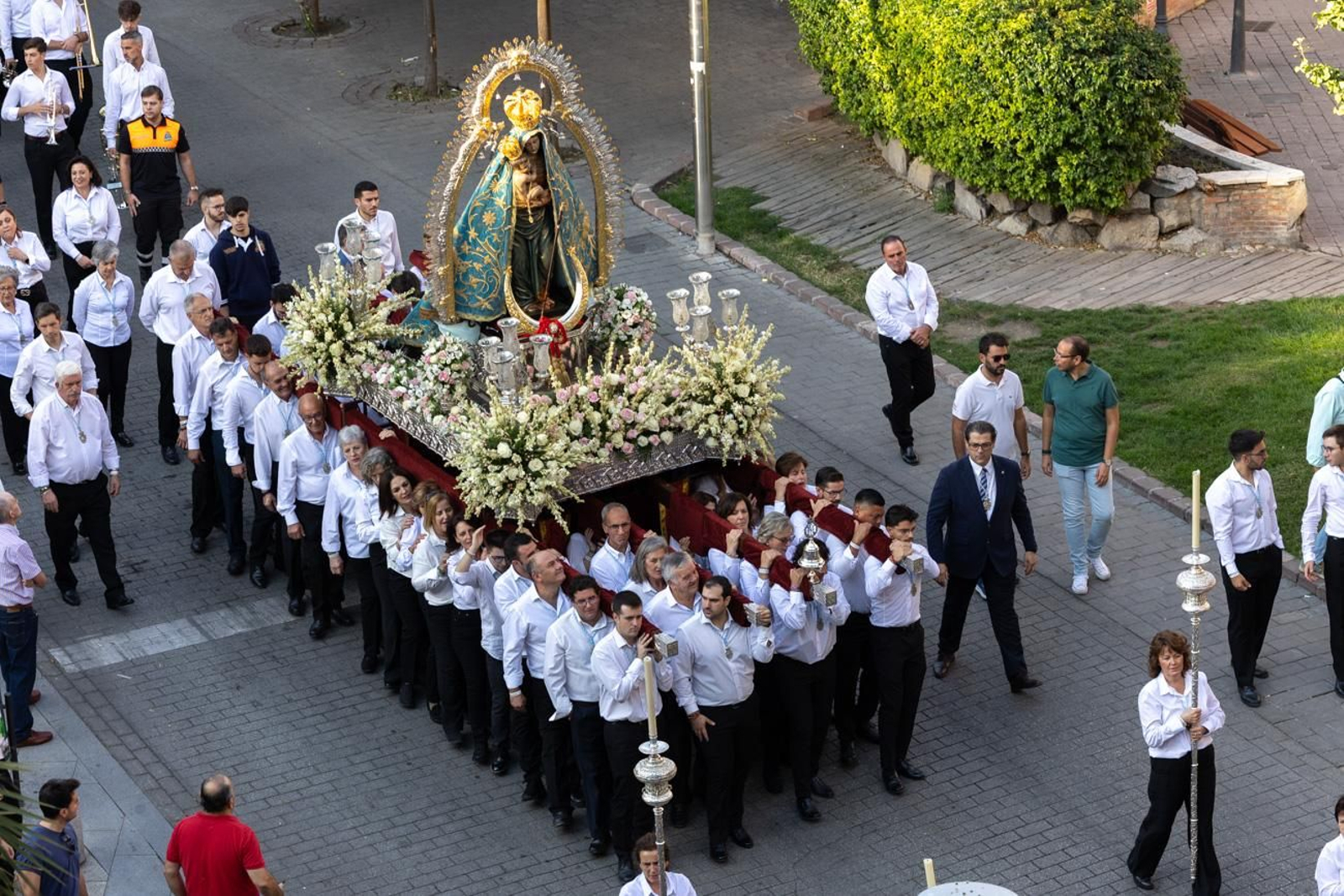 Un Jaén repleto de fieles acompañan los traslados de las veinte imágenes de la Magna (II)