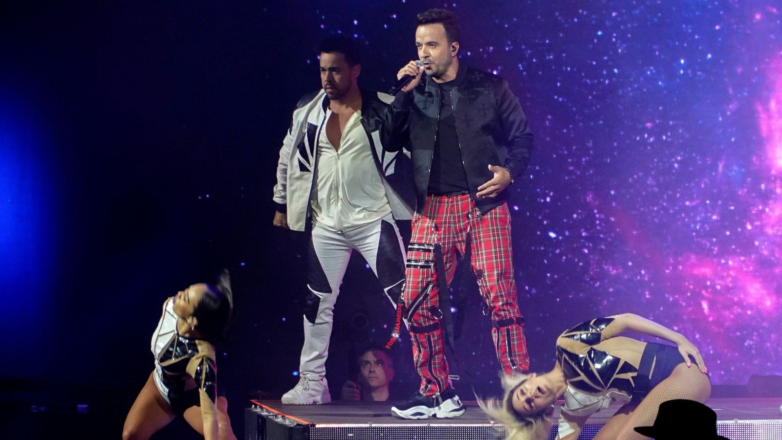 Fonsi, con su cuerpo de baile en Sancti Petri. Fonsi, con su cuerpo de baile en Sancti Petri.