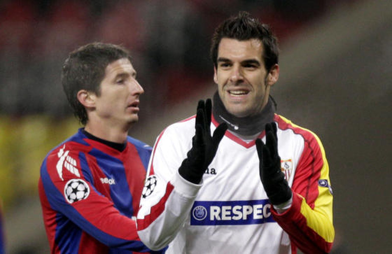 Negredo se lamenta delante de un defensa del CSKA.

Foto: Antonio Pizarro